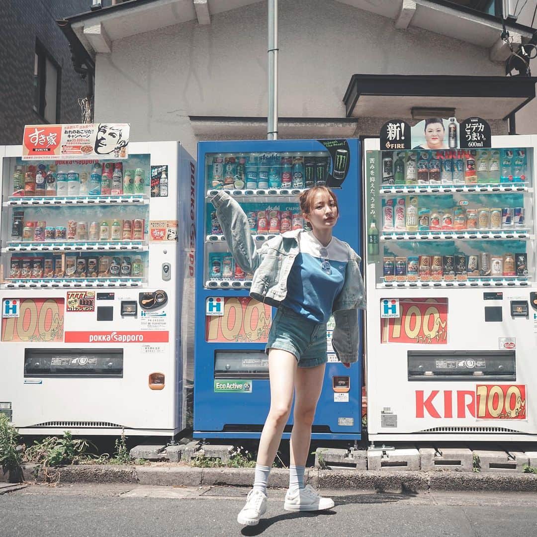 Giann Chanのインスタグラム：「日本必備街拍 💙  #Tokyo #Streetsnap #ctytravelmap #撮影  #bluenwhite」