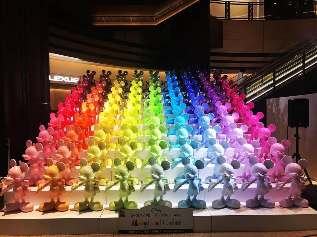 ダンドイ舞莉花のインスタグラム：「Mickey! #90thanniversary #magicofcolor #日比谷ミッドタウン #ミッキー90歳 #おじいちゃんだね」