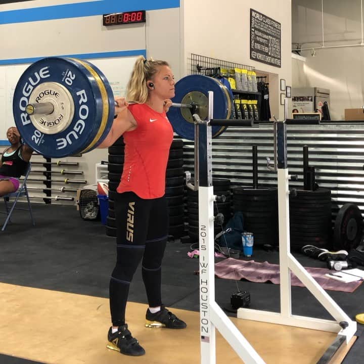 モーガン・キングのインスタグラム：「What a difference a couple days make 135/3 PR @ .36 and no belt. • • • #teamusa #weightlifting #usaw #powerandgraceperformance #newcycle #makelifts #bemoreboring #backsquats」