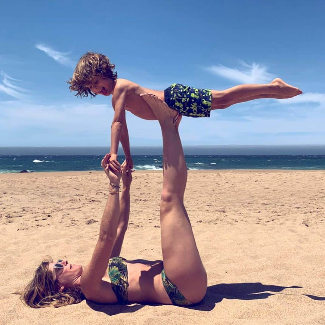 ダニエラ・ルーアさんのインスタグラム写真 - (ダニエラ・ルーアInstagram)「Sunday beach continued. BFFs, kids and grandma bear. Life is good. - Domingo de praia continuado. BFFs, crianças e vovózona. A vida é bela. . @moicestmoo @catlikob @anabeckerweinberg @_joaobelo_ @chiccoportugal #cresmina #cascais #portugal #workingvacay #family #friends #childhoodfriends #siblings #sistersfromanothermister #beach #relax #life #happy #love」6月3日 23時46分 - danielaruah