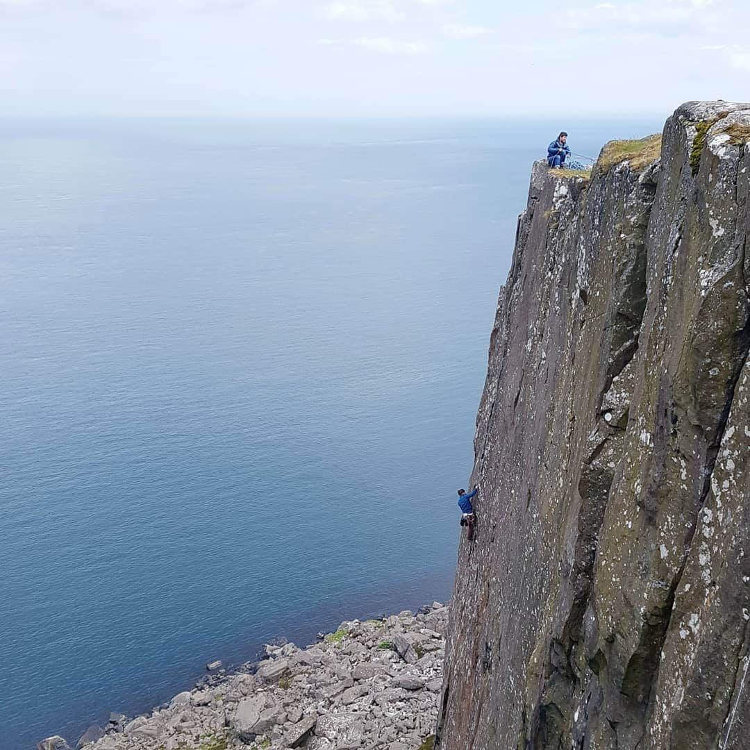 ヨルグ・バーホーベンさんのインスタグラム写真 - (ヨルグ・バーホーベンInstagram)「Cracking some Fair Head classics with @paulswailmountainguide. This place is amazing, 60 meter pitches of bomber rock, and the most stunning views imaginable. You just have to make sure the wind doesn't blow you over the edge 🤔 #fairheadmeet @katha_saurwein」6月4日 0時03分 - jorgverhoeven