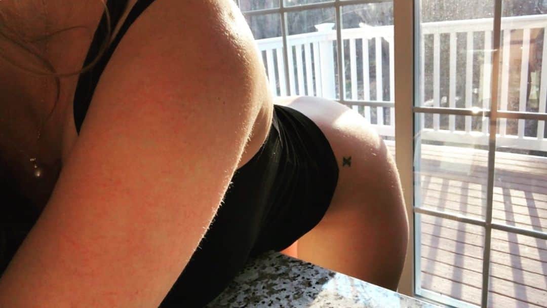 ティーガン・プレスリーのインスタグラム：「#happymonday ☀️☀️ #teaganpresley #inked #monday #sunshine #mondays #wifeymaterial #motivation」