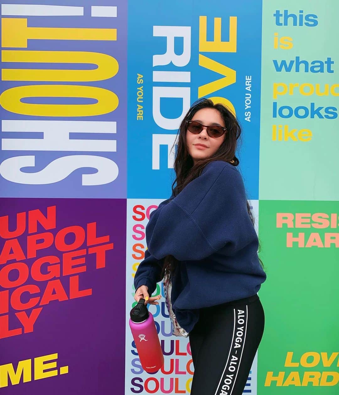 ステラ・ハジェンズのインスタグラム：「a damn cute wall ft me & my messy post soul cycle hair 🙄 #soulgifted @soulcycle」