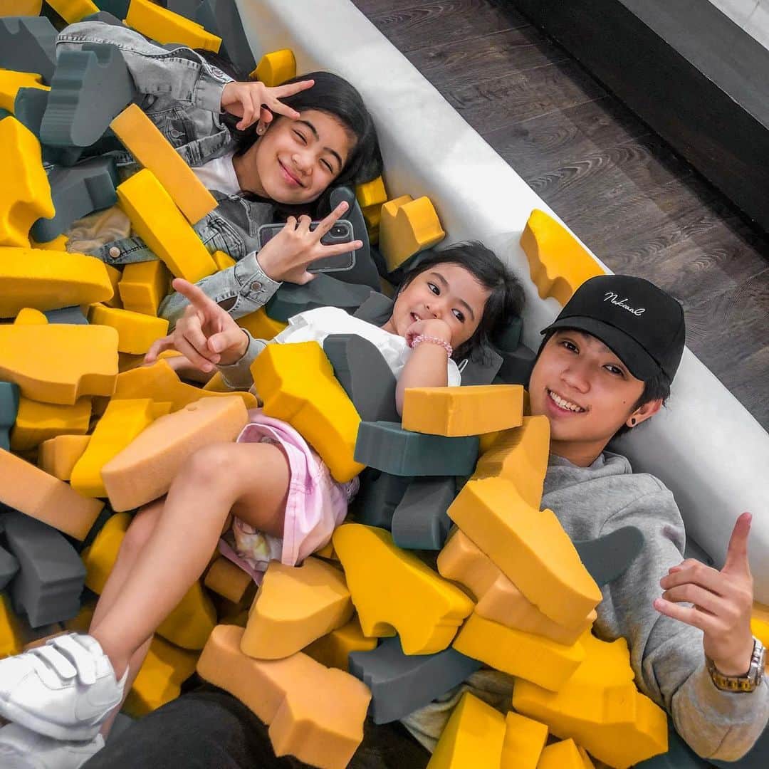 Niana Guerreroさんのインスタグラム写真 - (Niana GuerreroInstagram)「sunday fam day! 😆we were buying stuff for Natalia and found this foam pit inside the kids shoe store, and we just had to take a dip 😂💕」6月4日 0時00分 - nianaguerrero