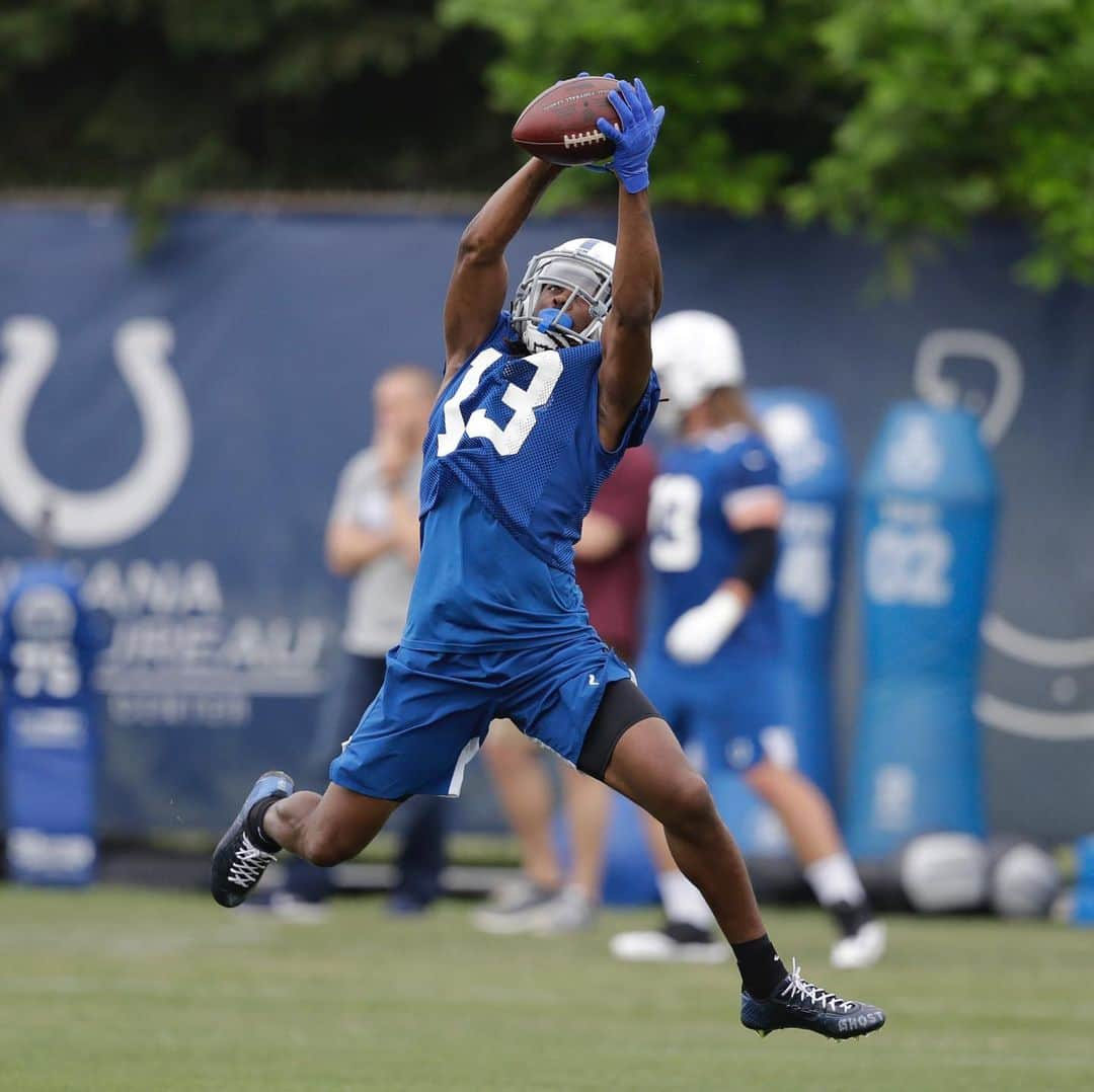 NFLさんのインスタグラム写真 - (NFLInstagram)「All focus in Indy. 👻 ✋🤚 📷: Darron Cummings/AP」6月4日 0時01分 - nfl