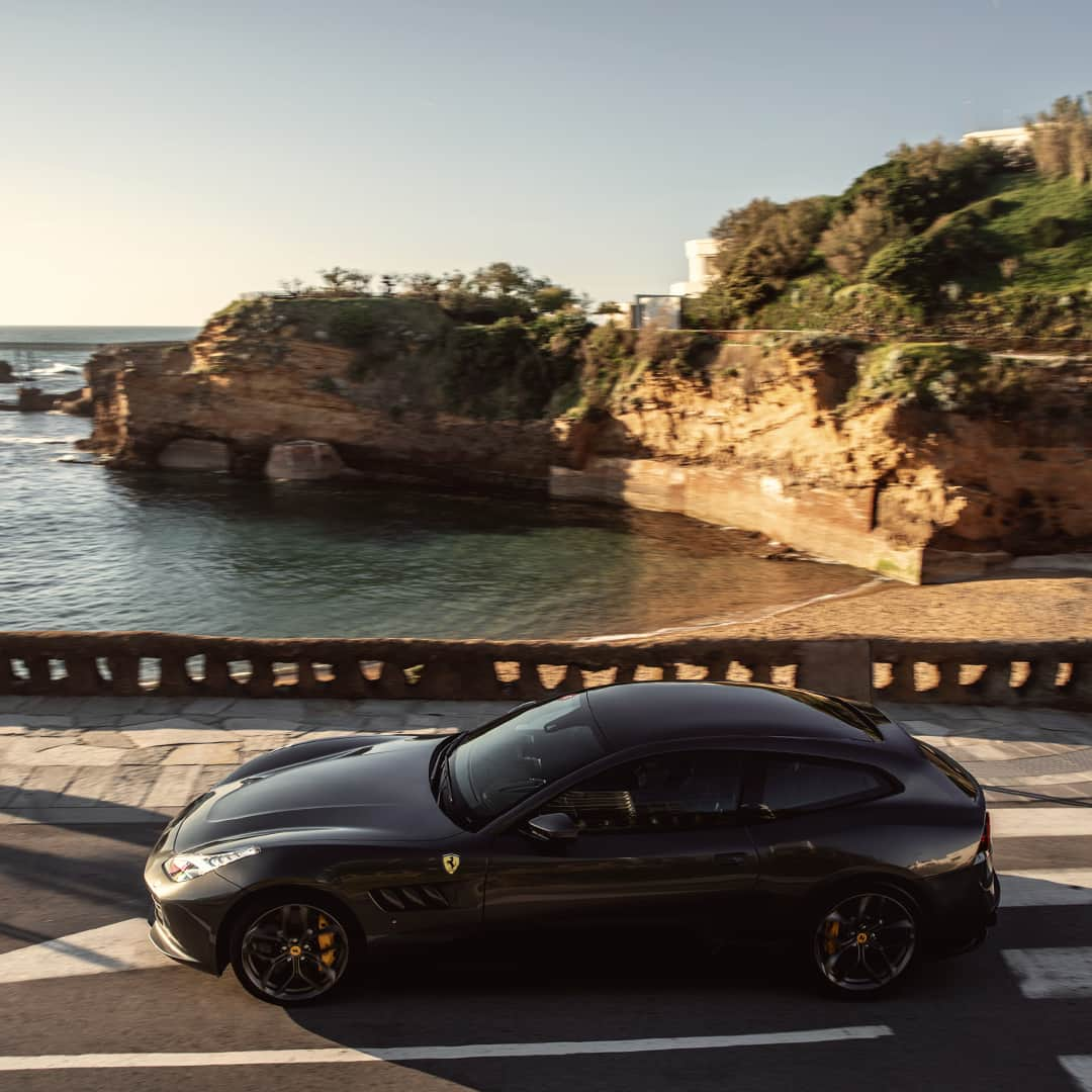 フェラーリさんのインスタグラム写真 - (フェラーリInstagram)「Take the scenic route with a model made for elegant adventures and supreme comfort. #FerrariGTC4LussoT #Ferrari #DrivingFerrari #DreamCar」6月4日 0時01分 - ferrari