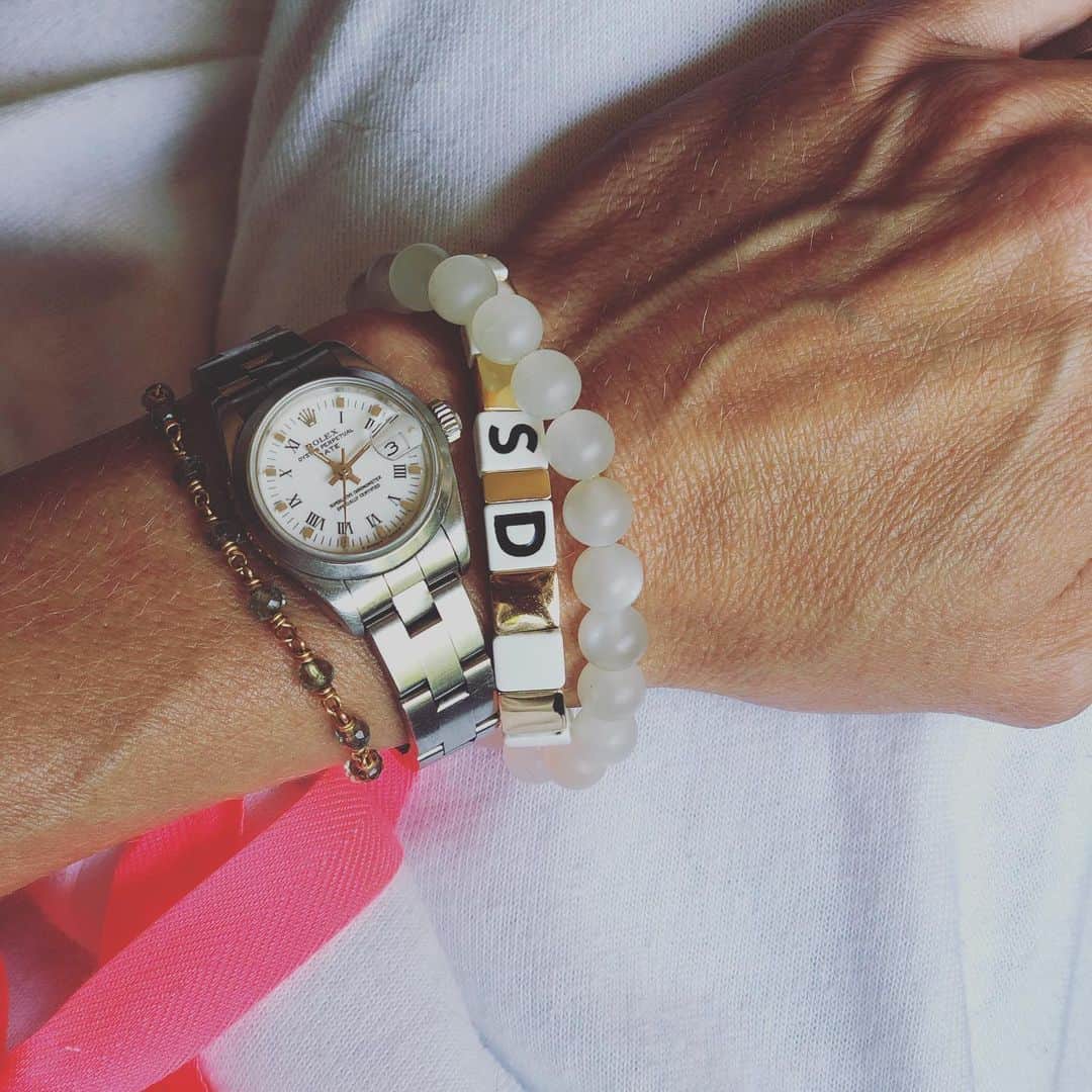 レイラニ・ビショップのインスタグラム：「She makes Jewlery that makes you smile @roxanneassoulin truly does .. 🦋 perfect wedding memorabilia. #stelby」