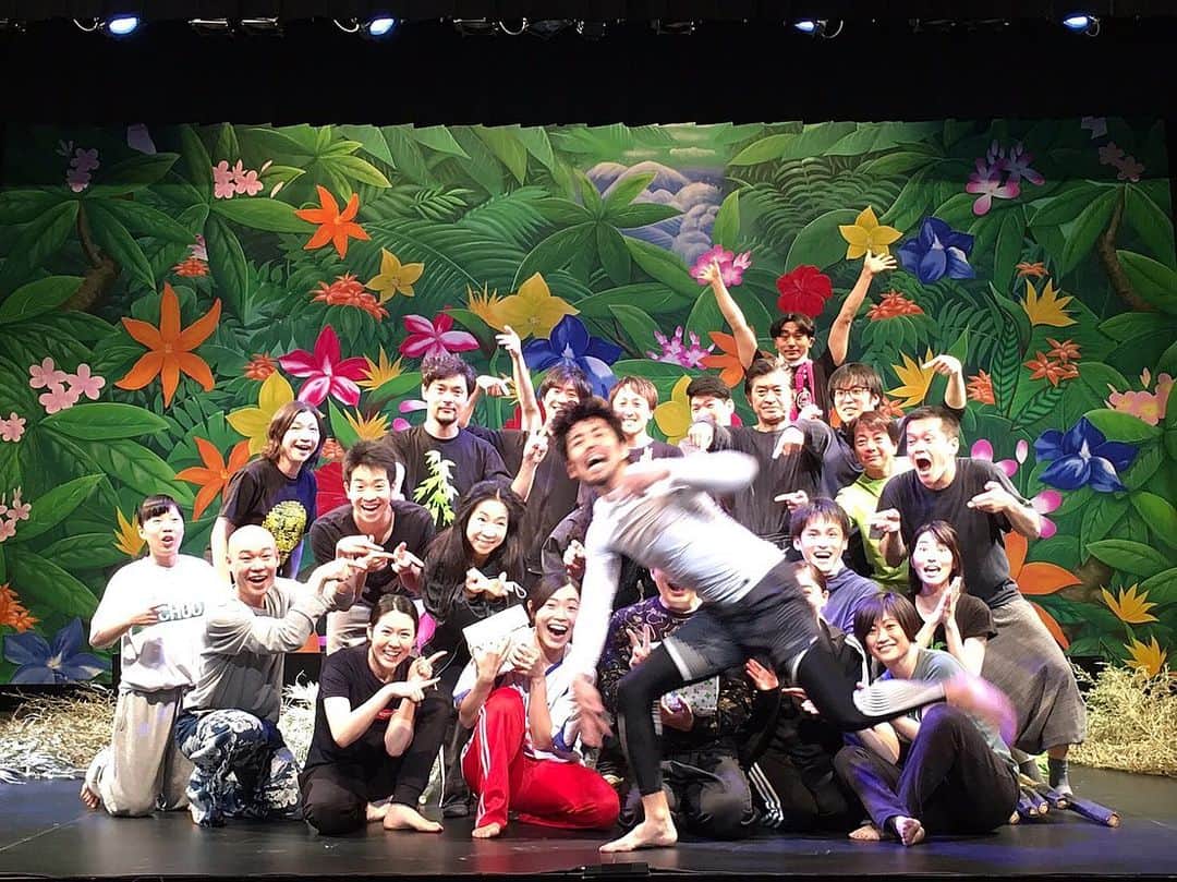 山中崇史のインスタグラム：「劇団員の白金翔太くんと小笠原彩さんの誕生日をお祝いして記念撮影。 ＠仙台市民会館 ふざけて飛び込んだら、その後コケちゃった。邪魔してごめんなさい。 #扉座  #新浄瑠璃百鬼丸  #仙台  #誕生日  #白金翔太 #小笠原彩」