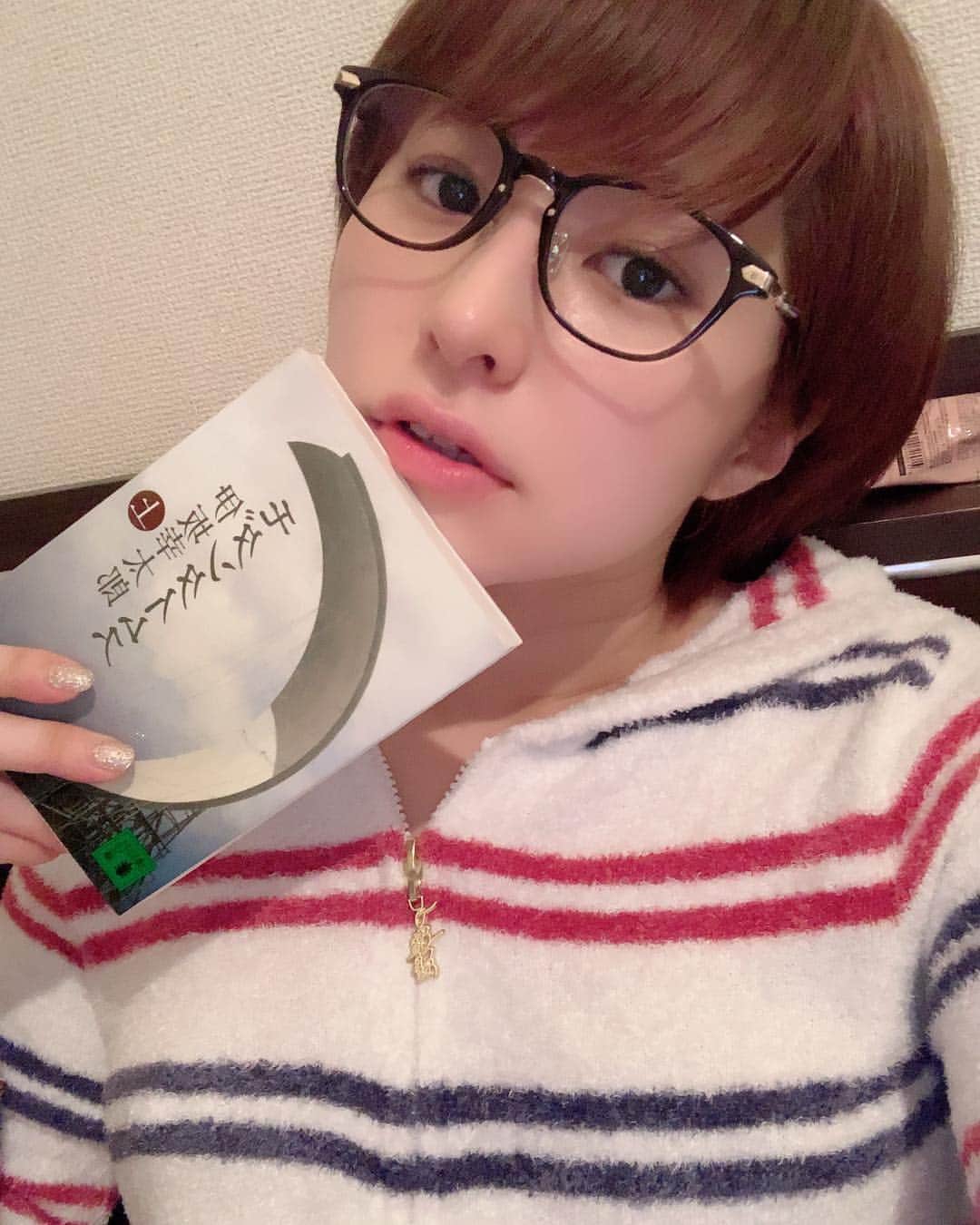 湊あかねさんのインスタグラム写真 - (湊あかねInstagram)「今こそ読書をしよう。  読んでやるんだって意気込んで、ずっと枕元に置いてたけど、今だに読んでない。 さあ、寝よう。 #読むつもりだった #モダンタイムス #predia」6月4日 0時19分 - akanesakae