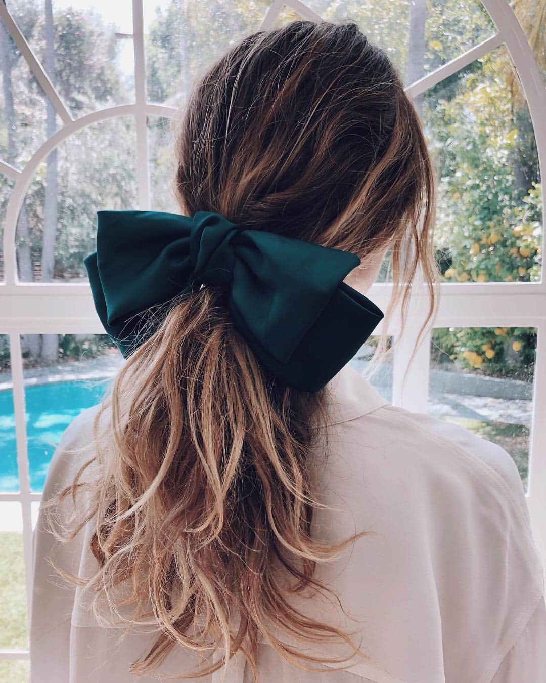 Kristin Essさんのインスタグラム写真 - (Kristin EssInstagram)「Last year I stumbled on this giant oversized bow at a vintage boutique in Italy. Could giant floppy bows be the new thin bow? 🤔 Just saying... 🤷‍♀️ because I think this 1 minute, 2-step style just made Courtney’s messy bed head look so chic for summer. 👱🏻‍♀️ Throw a bow on it! 🎀」6月4日 0時19分 - kristin_ess