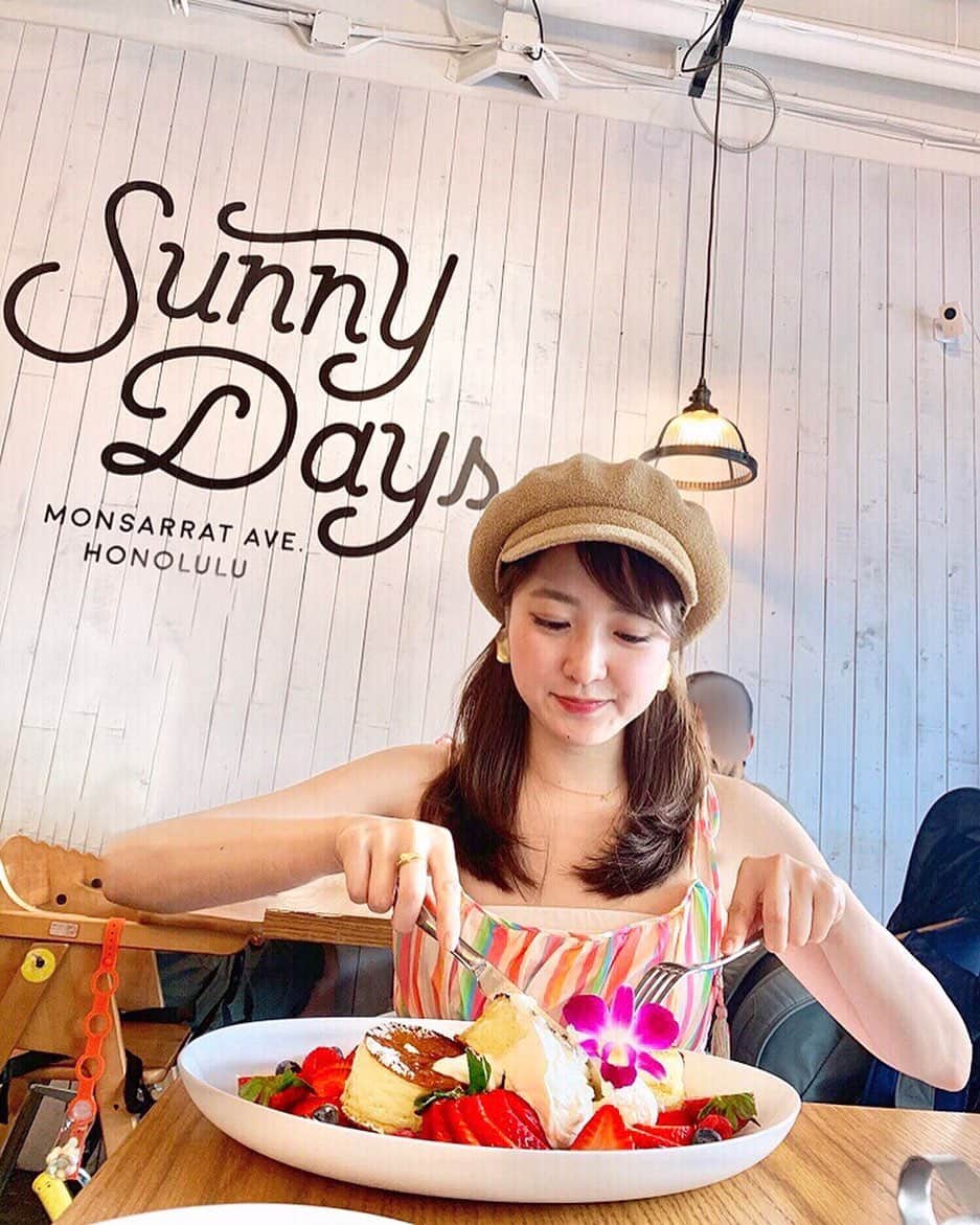 のインスタグラム：「行ってみたかった #サニーデイズ 🌞 大きい大きい #パンケーキ を みんなでいただきました🍓 . 盛り付け、レイアウトも 見るもの触れるもの全てが勉強になります✍️ 本当にカラーって大事💐 いろんなことに活かせてます。✨ . 📍#sunnydays そしてこの #キャスケット 、 #しまむら の掘り出し物でした♡ 麻の生地でできてて夏は助かります✨ . #カラーコーディネート#ハワイカフェ #ホノルル#カラフル#パンケーキ巡り  #カフェ巡り#ハワイ旅#女子旅#ハワイランチ #sunnydays🌞#pancakelover#hawaiilife」