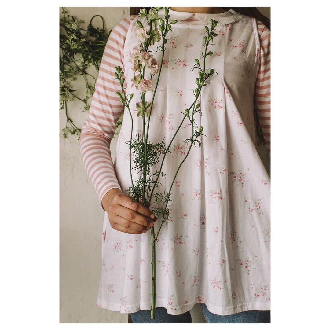 キャベジズ&ローゼズのインスタグラム：「Hearts and Flowers 🌷💖🌷Tap to shop the Rosemary Smock in Rosabelle by @officialshabbychic ❤️ A sleeveless jersey top made from soft organic cotton, she looks wonderful layered with the Peter Pan Collar Shirt (pictured here) or styled by herself with a pair of jeans 👉Swipe to see more detail👈 #smockdress #organiccotton #organiccottonclothing #consciousfashion #shabbystyle #shabbylovescabbagesandroses #sustainableclothing #slowfashionstyle #cabbagesandroses #cabbagesandrosesfashion @christina_strutt @cabbagesandroses_shop 👆Link In Bio👆」
