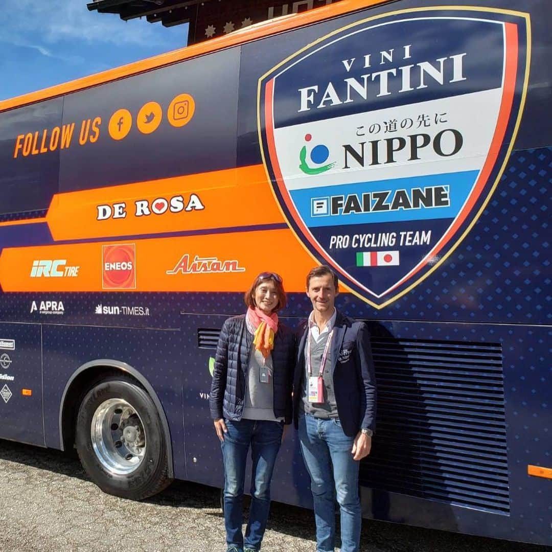 益子直美さんのインスタグラム写真 - (益子直美Instagram)「昨日でジロ・デ・イタリアが閉幕。 生で観戦応援、素晴らしい体験で感動の連続！ しかも、大会オフィシャルのTwitterに登場するという、 信じられない出来事まで。  NIPPO Vini Fantini Faizaneの選手&スタッフの皆様、ありがとうございました！  #ジロデイタリア  #giro  #girodeitalia  #nippovinifantinifaizanè  #イタリア  #italia」6月4日 0時22分 - naomi.masuko