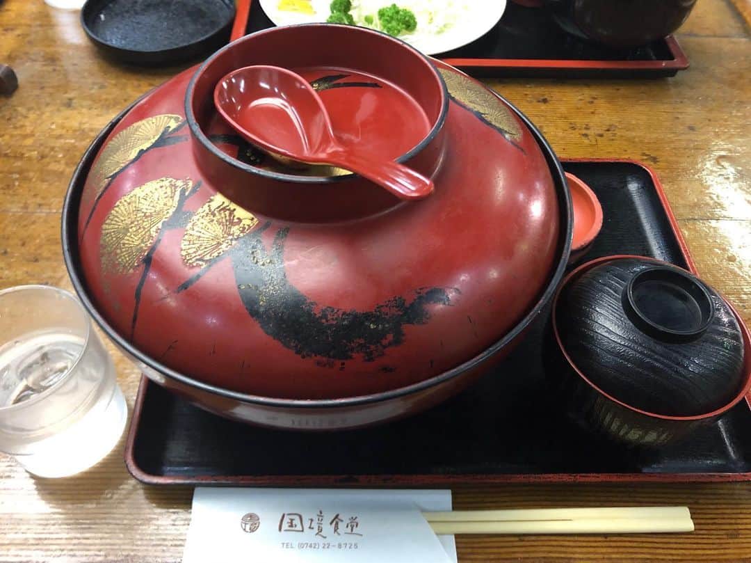 カバのインスタグラム：「本日のでぶ活。 奈良にある国境食堂さんのカツ丼大を食べに行ってきました！器のデカさも中身の量もびっくりしましたが、ペロッといけた自分に一番びっくりしちゃいました！カツも肉厚ジューシーで、味はもちろんバカうまならぬ、カバうまでした！みなさんも是非行ってみてください🙆‍♂️️✨あぁ、痩せたい！ . #本日のでぶ活 #でぶ活 #国境食堂 #カツ丼 #カツ丼大 #ばりデカい #スーパーボリューミー #カバうま #グルメ #グルメ好きな人と繋がりたい #あぁ、痩せたい」