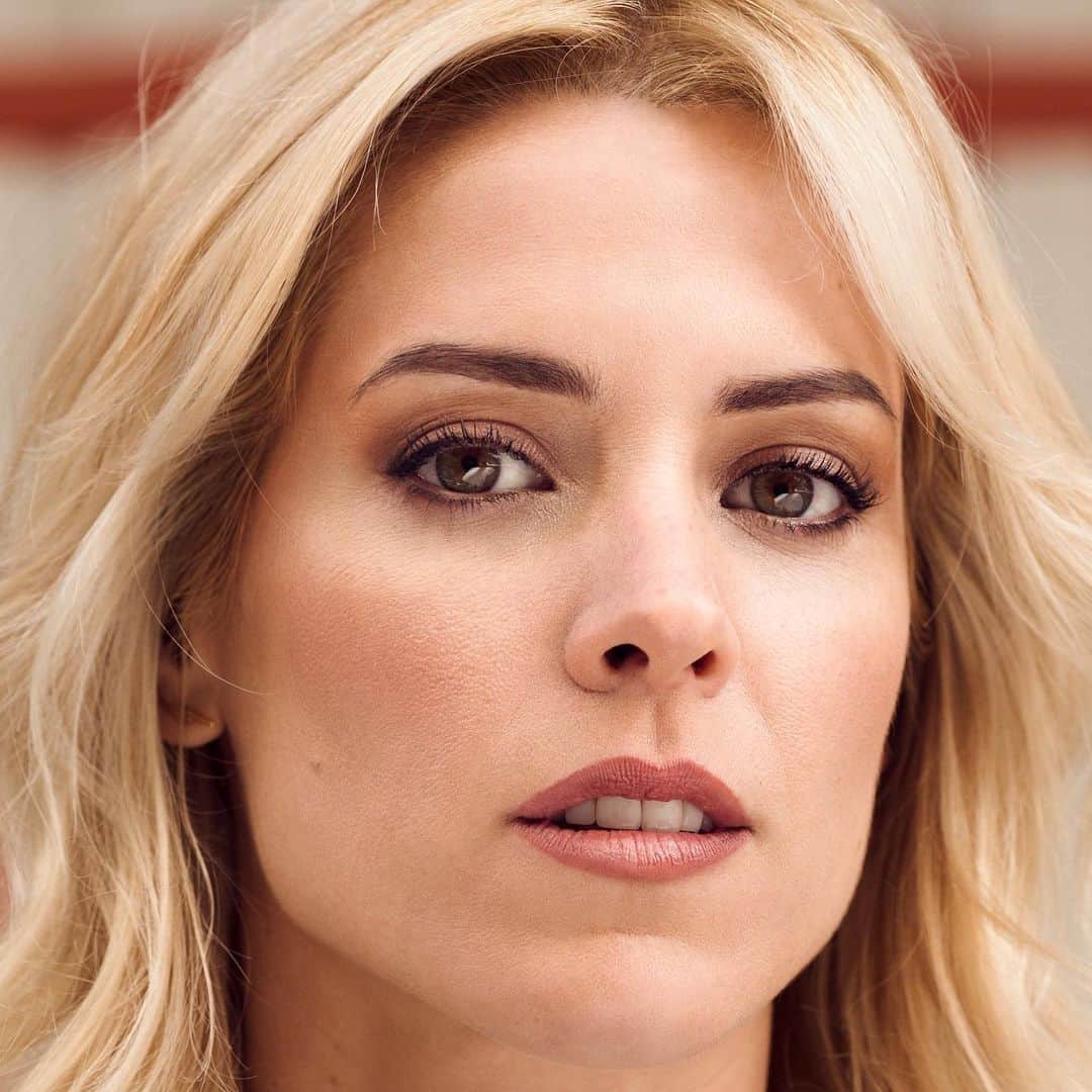 Maybelline New Yorkさんのインスタグラム写真 - (Maybelline New YorkInstagram)「We’re loving this natural makeup look on @maggiecivantos! 🇪🇸 She’s wearing #masterprime, instant age rewind concealer, #citybronzer and brow satin pencil. #mnyitlook #mnyconceal #mnybrows」6月4日 0時27分 - maybelline
