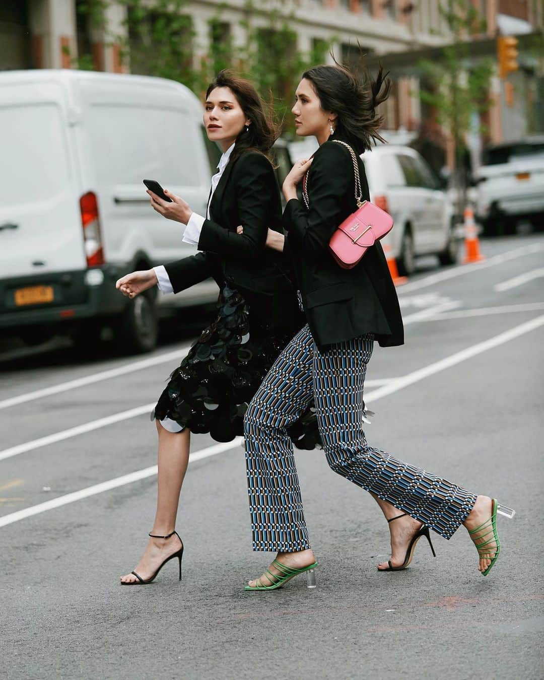 ナタリー・スアレスさんのインスタグラム写真 - (ナタリー・スアレスInstagram)「New spread shot for @modaoperandi! @dylanasuarez and I take the Givenchy black pant and black blazer, and give a new twist on suiting. #MyModa #SUAREZSISTERS」6月4日 0時37分 - natalieoffduty