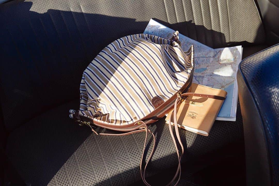 イルビゾンテのインスタグラム：「Transform your bag into a backpack, your handbag into a shoulder bag, and learn how to fold up your travel bag in a few simple steps! Play with design and innovate with us! ☆ #ILBISONTE」