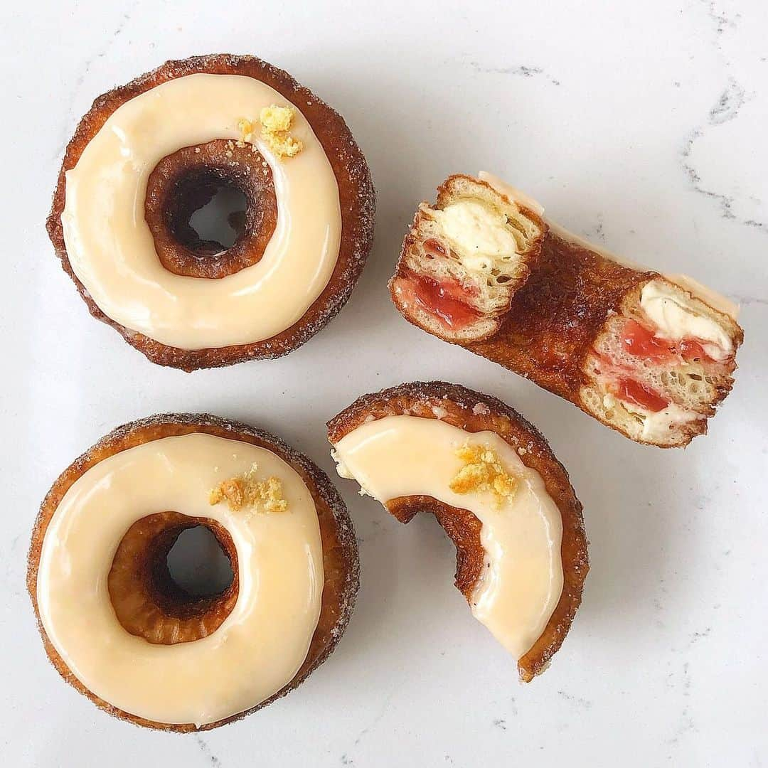 DOMINIQUE ANSEL BAKERYさんのインスタグラム写真 - (DOMINIQUE ANSEL BAKERYInstagram)「Happy Monday, Soho. Our Peach Pancake Cronut® for the month of June looking good, filled with peach jam and creamy pancake ganache. Preorder at NYC.CronutPreorder.com for pick-ups (and you can skip the line that way too). #Cronut #DominiqueAnselBakery」6月4日 0時31分 - dominiqueansel