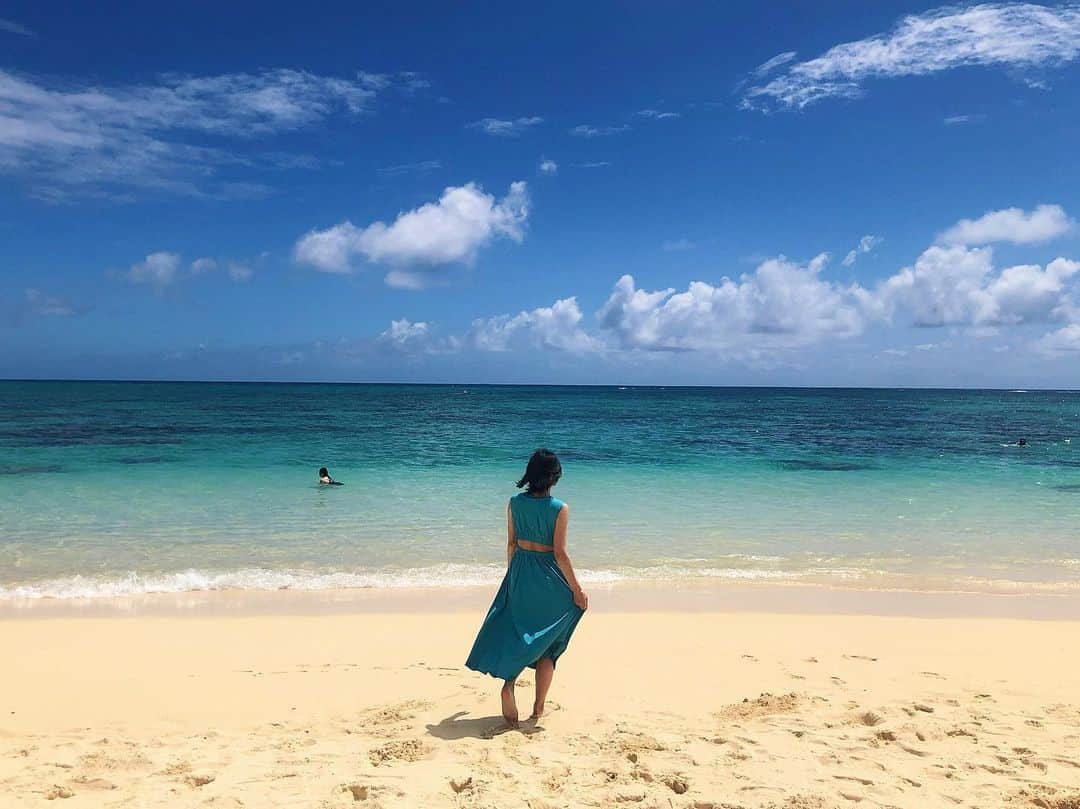 坪井安奈さんのインスタグラム写真 - (坪井安奈Instagram)「カイルアのラニカイビーチが大好き。 少しの太陽の加減によって、海の色があっという間に変わるの！ずっと見てても飽きない…✨ . ちなみに海は入るより見る派😎今回のハワイ滞在でも合計5分も泳いでない🤣 .  #ハワイ #ハワイ生活 #ハワイ好きな人と繋がりたい #ハワイ旅 #ハワイ旅行 #カイルア #カイルアビーチ #ラニカイビーチ #hawaii #hawaiilife #hawaiitrip #kailua #kailuabeach #lanikaibeach」6月4日 0時35分 - tsuboianna