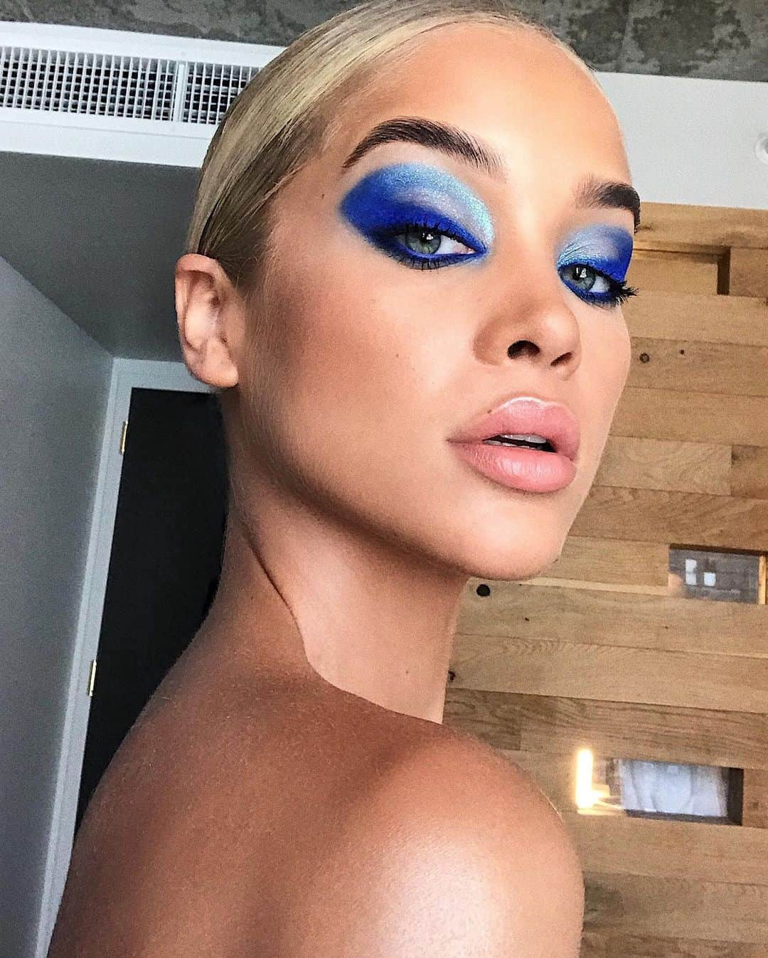 Hung Vanngoさんのインスタグラム写真 - (Hung VanngoInstagram)「#CFDA Awards 2018 with @golden_barbie 💙⭐️💫✨⚡️.」6月4日 0時46分 - hungvanngo