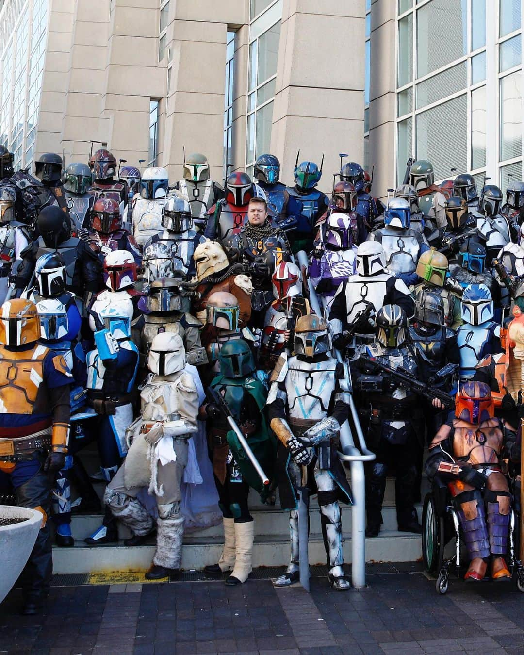 スター・ウォーズさんのインスタグラム写真 - (スター・ウォーズInstagram)「A prideful gathering of Mandalorian warriors at this year’s #StarWarsCelebration in Chicago. #MandalorianMonday ⠀ ⠀ (Photo by @jayzombie.)」6月4日 0時49分 - starwars