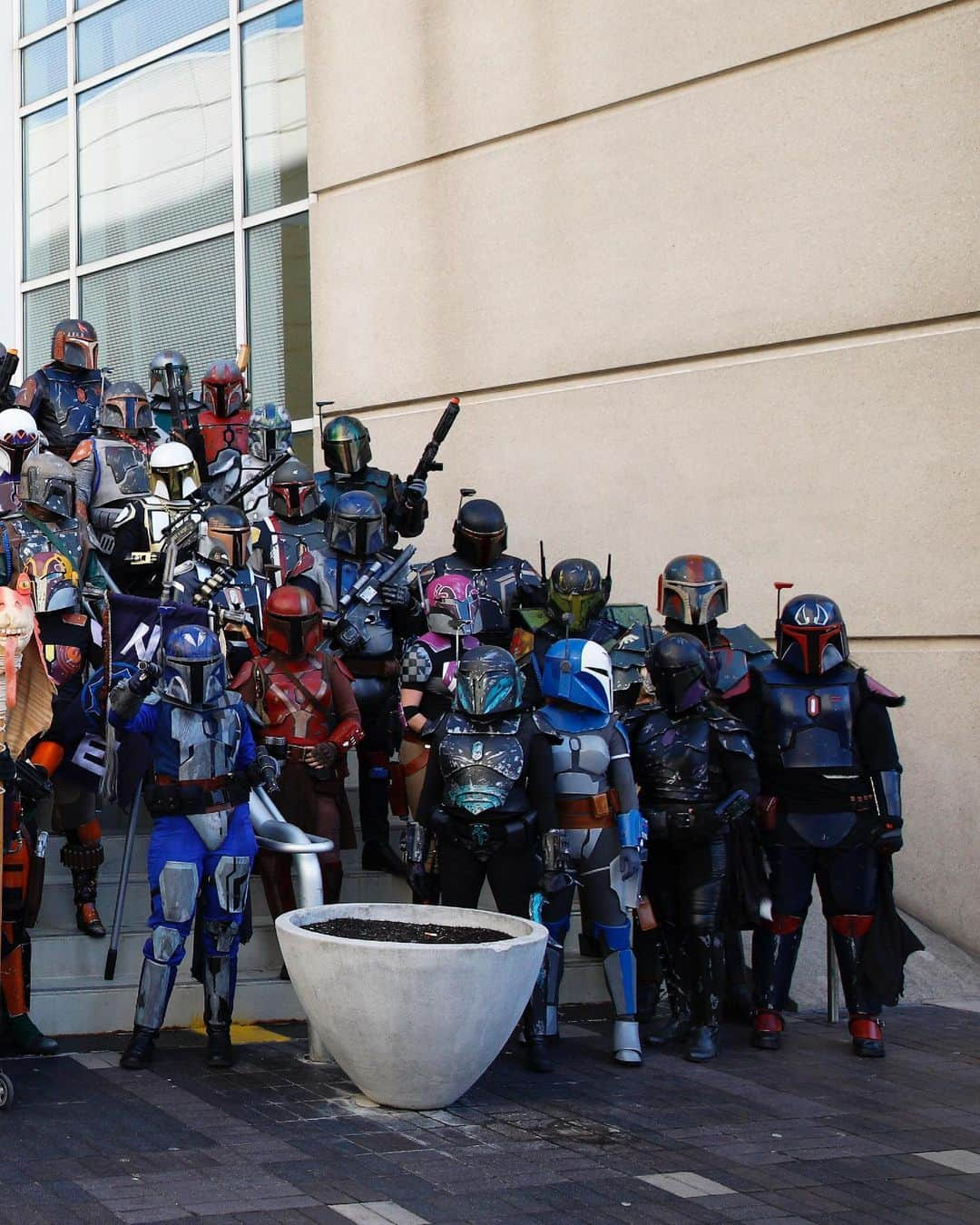 スター・ウォーズさんのインスタグラム写真 - (スター・ウォーズInstagram)「A prideful gathering of Mandalorian warriors at this year’s #StarWarsCelebration in Chicago. #MandalorianMonday ⠀ ⠀ (Photo by @jayzombie.)」6月4日 0時49分 - starwars