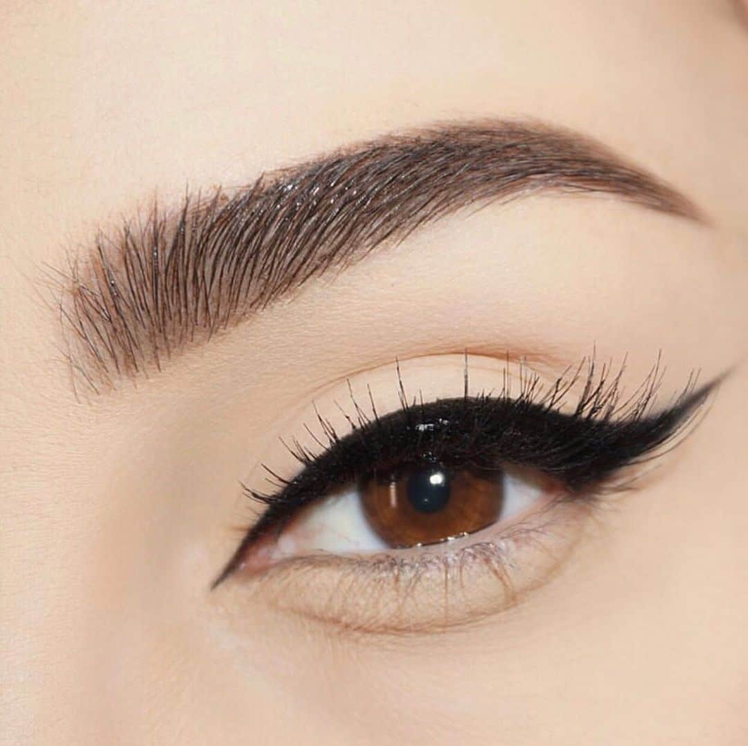 Kylie Cosmeticsさんのインスタグラム写真 - (Kylie CosmeticsInstagram)「KYBROW 😍 @elojelloseropian using Kybrow Pencil in Medium Brown and Kybrow Gel for these gorgeous brows 💕」6月4日 0時52分 - kyliecosmetics