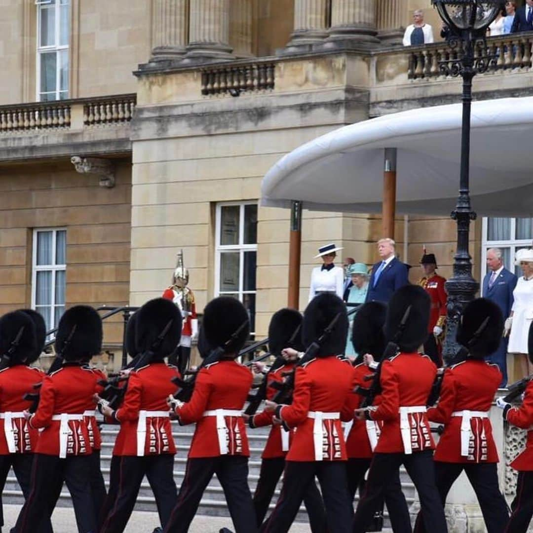 ドナルド・トランプさんのインスタグラム写真 - (ドナルド・トランプInstagram)「#Repost @theroyalfamily ・・・ Today marks the start of the #USStateVisit.  President Trump and Mrs. Melania Trump were met by The Prince of Wales and The Duchess of Cornwall on the lawn before being welcomed by The Queen on the West Terrace of Buckingham Palace.  Upon arrival a Royal Salute was fired by The King’s Troop Royal Horse Artillery from Green Park (41 guns) and at the Tower of London by The Honourable Artillery Company (62 guns). The Guard of Honour, found by Nijmegen Company, Grenadier Guards, gave a Royal Salute before the US National Anthem, The Star-Spangled Banner, was played by the Band of the Regiment.  The President @realdonaldtrump accompanied by The Prince of Wales, inspected the Guard of Honour watched by The Queen, the First Lady and The Duchess of Cornwall.」6月4日 0時59分 - realdonaldtrump