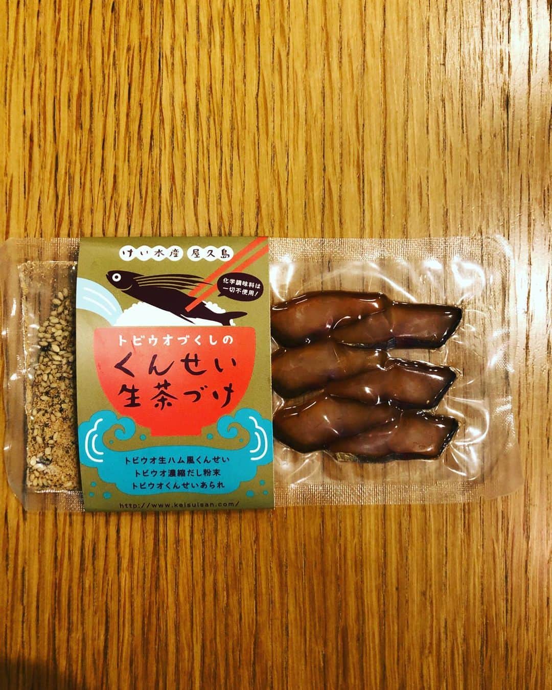 草刈民代さんのインスタグラム写真 - (草刈民代Instagram)「東京に戻りました。 昨日は夕方まで、おみやげ屋さんで見つけた本を頼りに#屋久島めぐり 。 #けい水産 という「トビウオの燻製」を製造販売しているお店に行きました。 まず、売っているものの説明を受けながら試食。それがお店のスタイルのようです。小さいながらも、こだわりのお店。全ての商品を味見させていただきましたが、どれもとても美味しい！ トビウオの他にも、ダツ、アカムロアジ、シイラなど、珍しい魚の燻製があり、冷凍すれば3ヶ月くらい持つということなので、全種類買ってしまいました😅。 さて、#今日の晩ご飯 。 どうも私は作る量が多くなってしまい、夫はよく「少なめでいい」と言います。 「歳取ってくると、お腹がすかないもんだねぇ」 で、これからは腹八分目を目標にしようかな、と。 今日は定食屋さんのご飯みたいになっちゃいました。 あまり量は多くならず、しかし、もう一品くらいは増やしたいものです。 今日は #豚バラの野菜炒めレモン風味 けい水産で買った#くんせい生茶漬け （美味しかった！） #玉ねぎのお味噌汁 お茶漬けと一緒に写っているのは#屋久杉でできたスプーン です！  使いやすいよ！😊 #草刈民代」6月4日 0時59分 - tamiyo_kusakari_official