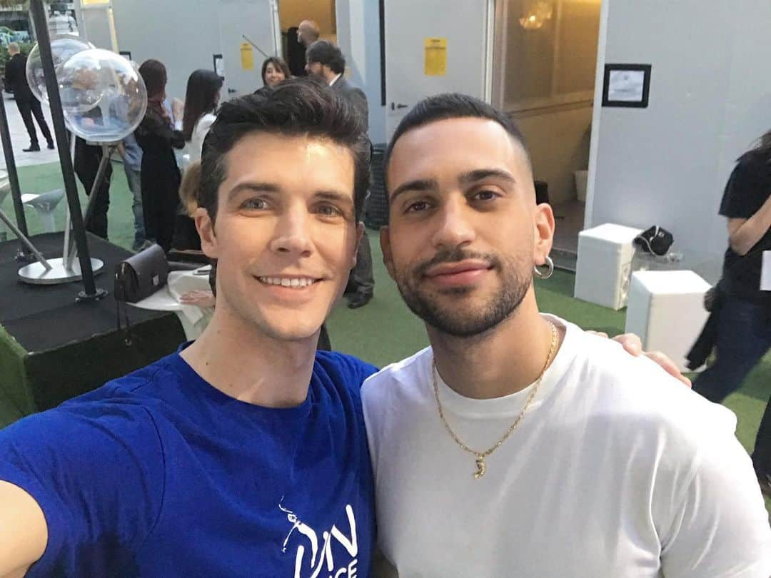 ロベルト・ボッレさんのインスタグラム写真 - (ロベルト・ボッレInstagram)「Before the show with @mahmood #selfie @ondance.it #finalshow 📸」6月4日 1時00分 - robertobolle