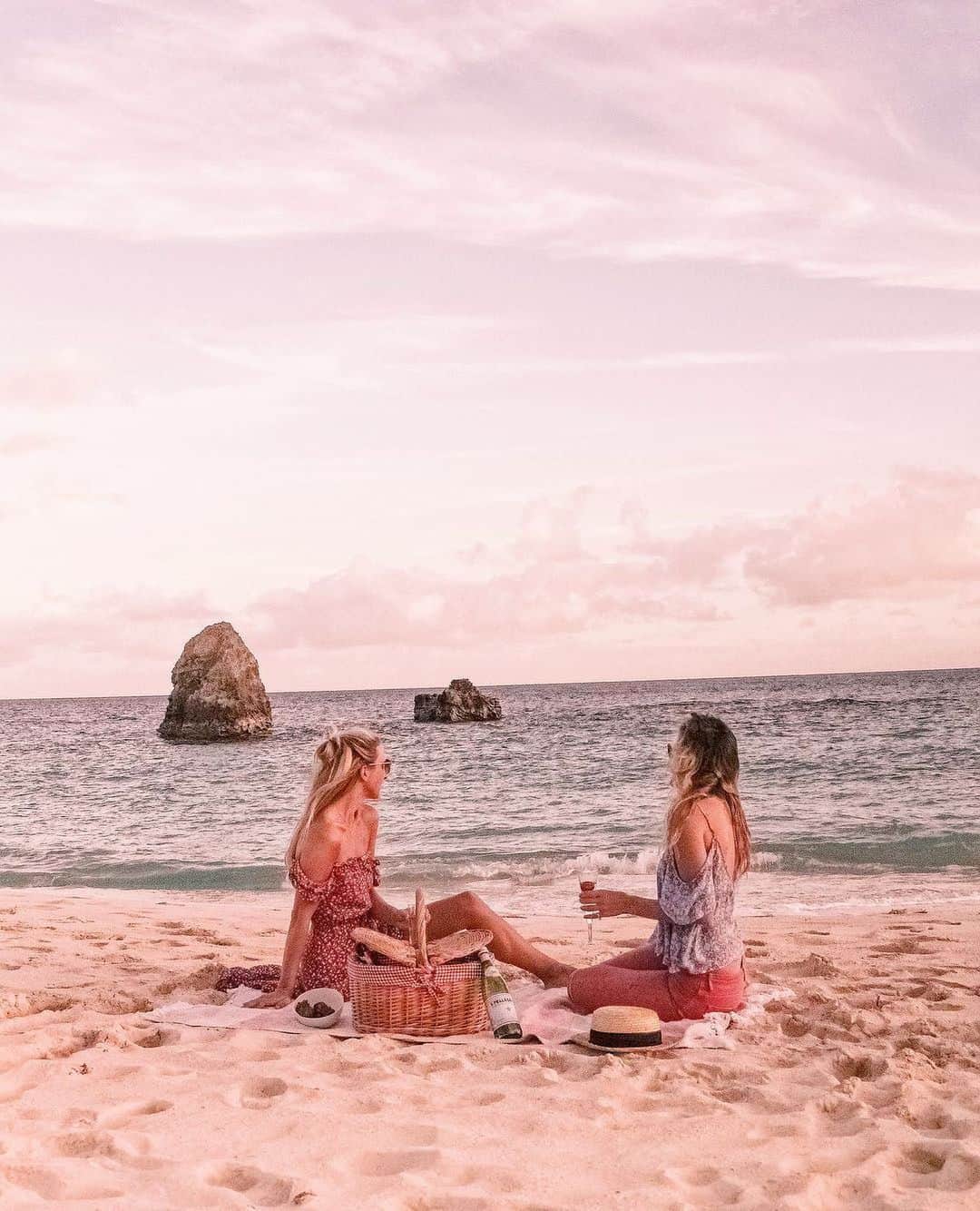 PAUL HEWITTさんのインスタグラム写真 - (PAUL HEWITTInstagram)「Gone to the beach. Be back never. ☀️🌴⚓️ (photo @thewonderingdreamer) #getAnchored #paulhewitt  __ #sand #sun #sundowner #friends #qualitytime #dinneratthebeach #ocean #sea #bermuda #maritime #inspiration #womensbest #womensinspiration #womenswatch」6月4日 1時00分 - paul_hewitt