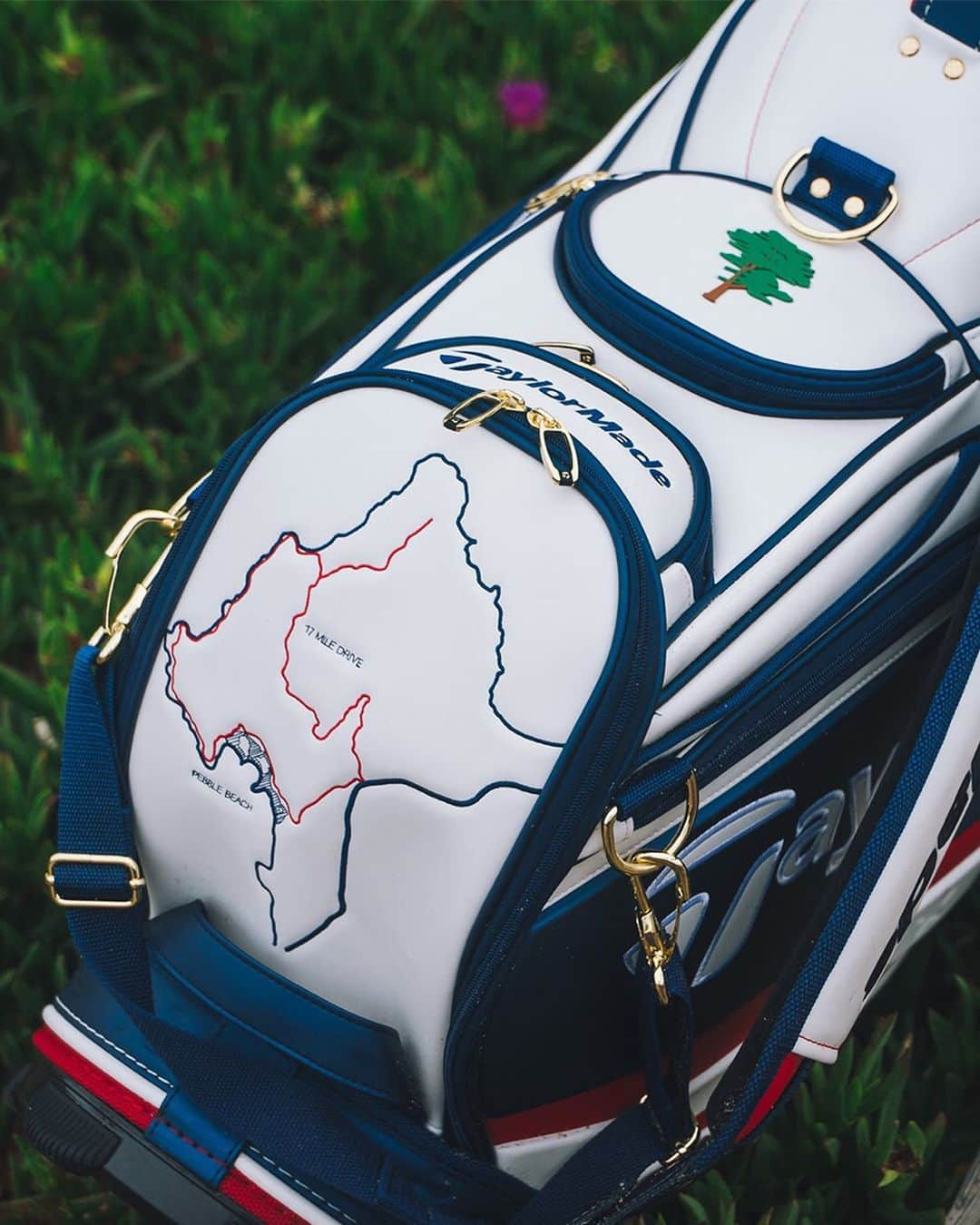 テーラーメイド ゴルフさんのインスタグラム写真 - (テーラーメイド ゴルフInstagram)「Stars and Stripes for Monterey.  Our 2019 #USOpen staff bag and accessories pay homage to Pebble Beach's centennial, 17-Mile Drive and the famous cypress on the course's finishing hole. Hit the link in our bio to shop now.」6月4日 1時00分 - taylormadegolf