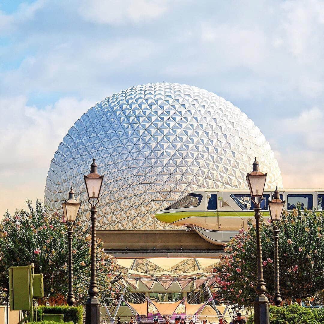 Walt Disney Worldのインスタグラム：「Please stand clear of the doors. The Highway in the Sky is ready to depart for #MonorailMonday. 🚝 #WaltDisneyWorld (📷: @disnerdy_)」
