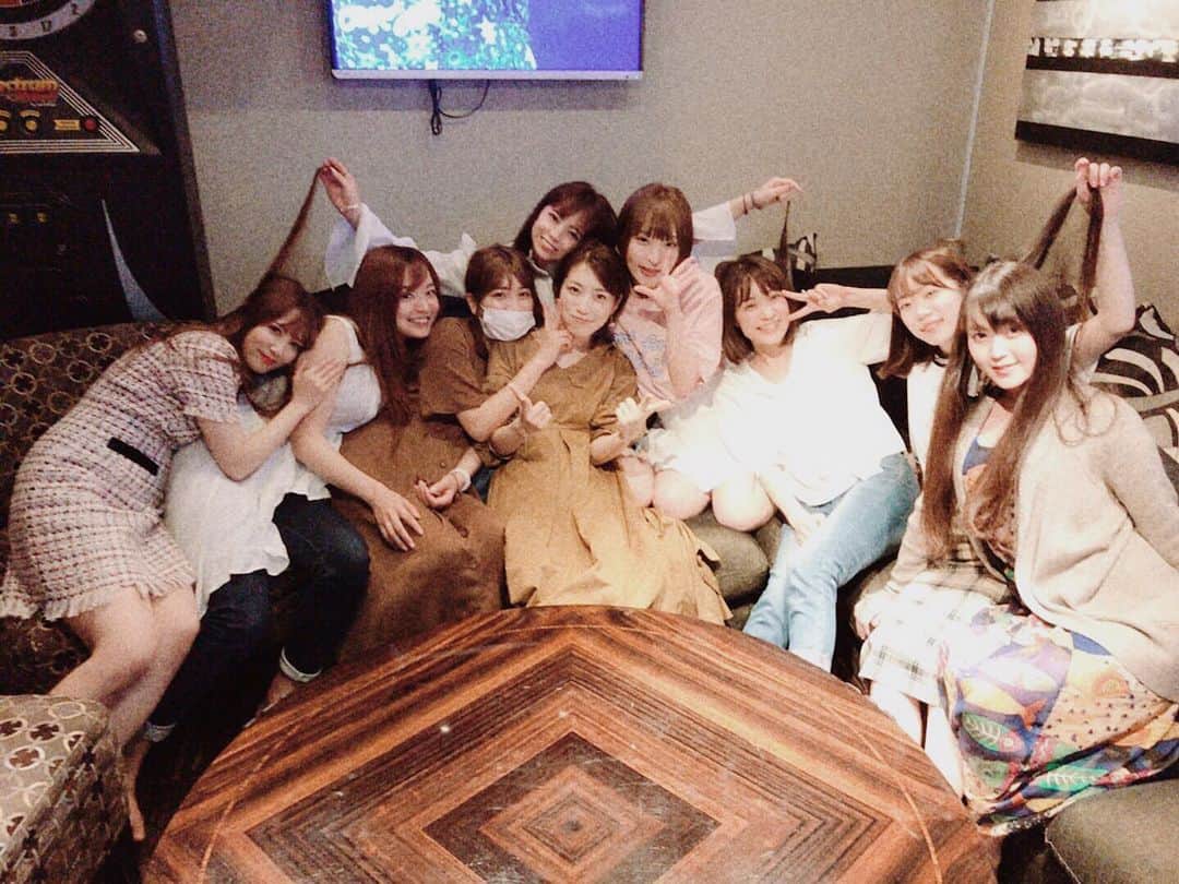 のインスタグラム：「マスカッツ決起会！個性の大渋滞した🚨⚡🐍🐝 . . 桃ちゃん、あっきーもいたのだけど🥺 吉澤友貴とかいう怪獣の隣に座ったばっかりに腕噛まれるわ髪食べられるわおっぱい揉みしだかれるわで忙しかった～🤨！ みんな多忙極めててなかなか難しいけど全員集まりたいな～ . . いっちー企画してくれはっておおきに🧡 . . EBISUANIMALANTHEM、じゃり道、たがためがカラオケ配信されてまーす！！ . . #恵比寿マスカッツ#惠比壽麝香葡萄#ebisumuscats #ラジオ#アッパレやってまーす#アッパレ月#聞いてくれましたか？」