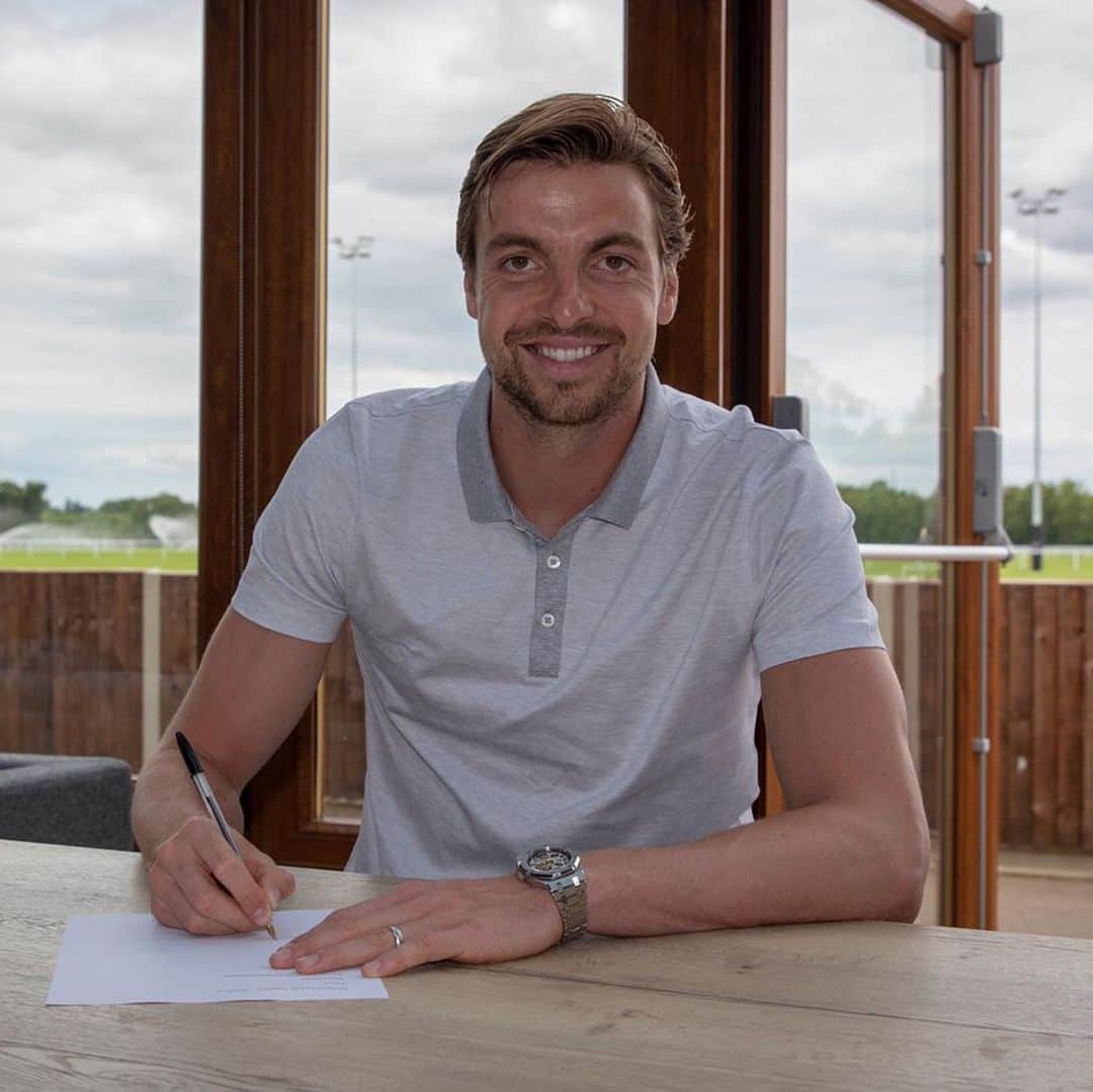 ティム・クルルのインスタグラム：「Breaking news:  What a season it has been:‬ ‪ 46 games✅‬ ‪Win the championship ✅🏆🥇‬ ‪ And to make it complete..‬ ‪New 3 year contract ✅📝‬ ‪ Thank you everyone for all the support and see you all at Carrow Road soon.. 🔰🐤#ncfc ‬#yellows #newdeal」