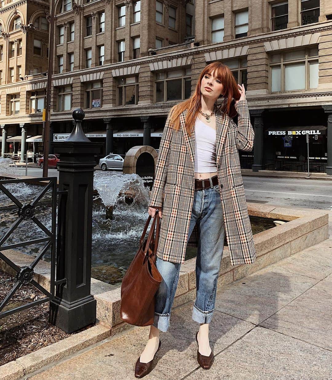 ジェーン・アルドリッジのインスタグラム：「Monday, back to it 💪 thank you @dear_frances for these perfect slingback kitten heels 😍 as much as I try I’m not a flats person...I need a little heel always!!」
