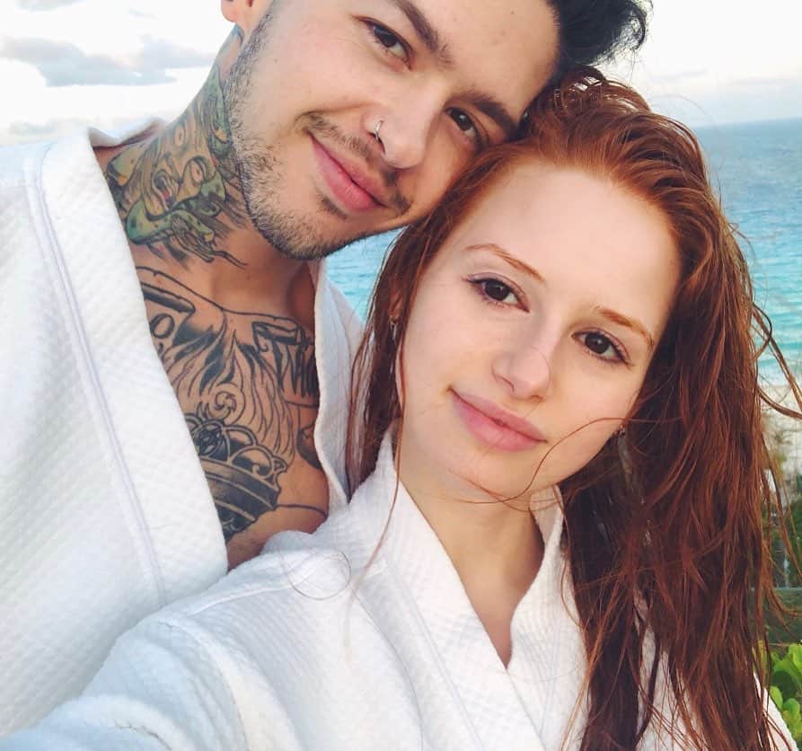 T・ミルズのインスタグラム：「She’s in Paris. I’m packing to go to Detroit for a week. This was taken on my bday last year. 2019 has been the busiest so far for the both of us which is a great thing... but this morning has me wishing for more days like this. 🖤」
