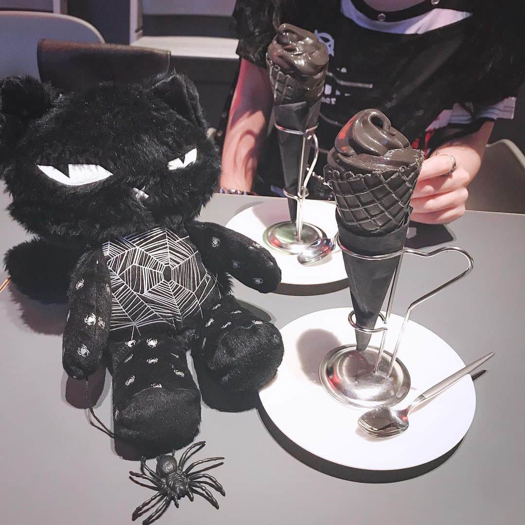 江崎びす子さんのインスタグラム写真 - (江崎びす子Instagram)「goth soft cream🖤」6月4日 1時28分 - bisukoezaki