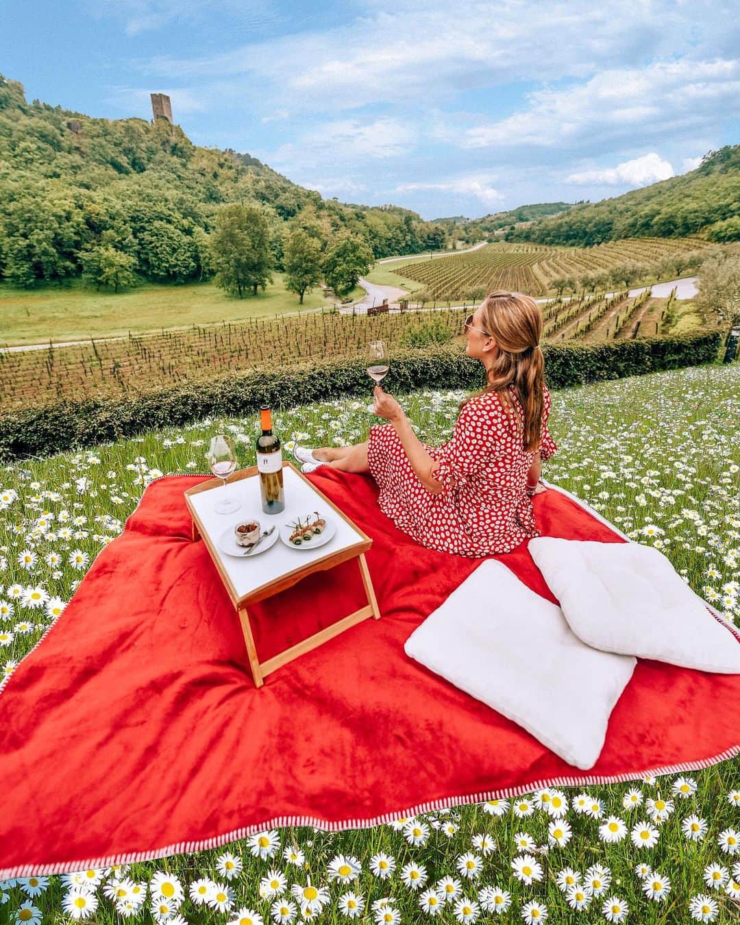 Izkizのインスタグラム：「Wine tasting at the beautiful Kozlović winery was definitely one of the highlights of our Istria adventure 🍇 It’s such a beautiful winery where we enjoyed good wine, good food and good company...cheers! 🍷 @shareistria #shareistria @kozlovicwinery1904」