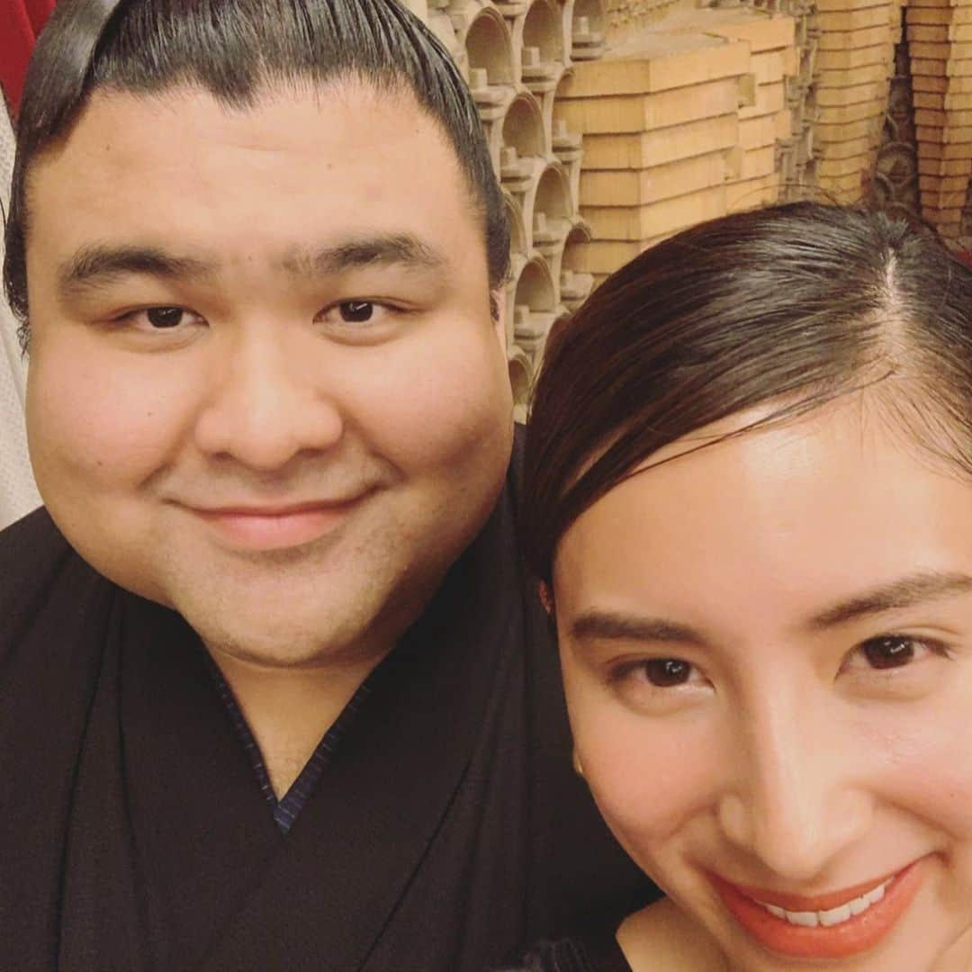 ラブリさんのインスタグラム写真 - (ラブリInstagram)「・ フィリピン観光親善大使を去年に引き続き今年も続投させていただきました。フィリピンと日本の架け橋となって、私ができる役割で社会貢献活動をしていきたいと思っています。そしてその日の夜はフィリピンの大統領であるドゥテルテ大統領も来日し、晩餐会が首相官邸で行われなんと招待していただきました。初めて安倍総理、ドゥテルテ大統領にお会いし、この時間は私の生きてきた時間にとって光栄なことだと終始実感してました。私の思う社会のあり方を自分の言葉で伝えられて本当に嬉しかったです。身が引き締まる思いでした。今後にも繋がる素晴らしい経験をしました。ありがとうございます！様々な分野で自分なりの発信をしていますが、こうして社会と関わっていけることで自分自身の意味を持つような気がします。少しずつでもいいから、小さな意識が増えていくと日本は今よりももっといい方向に向かっていくのは自然なことなんじゃないかな。私がテーマとしている"私達の社会"をこれからも色んな形に変えていきたいと思います。宜しくお願いします。 晩餐会では同じフィリピンの血を持つ大関の高安関にもお会いしました、平成元年生まれの同年代で違う環境ですが架け橋同士！頑張るぞ🇵🇭🇵🇭🇯🇵🇯🇵」6月4日 1時37分 - loveli_official