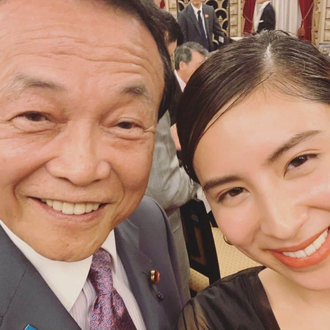 ラブリさんのインスタグラム写真 - (ラブリInstagram)「・ フィリピン観光親善大使を去年に引き続き今年も続投させていただきました。フィリピンと日本の架け橋となって、私ができる役割で社会貢献活動をしていきたいと思っています。そしてその日の夜はフィリピンの大統領であるドゥテルテ大統領も来日し、晩餐会が首相官邸で行われなんと招待していただきました。初めて安倍総理、ドゥテルテ大統領にお会いし、この時間は私の生きてきた時間にとって光栄なことだと終始実感してました。私の思う社会のあり方を自分の言葉で伝えられて本当に嬉しかったです。身が引き締まる思いでした。今後にも繋がる素晴らしい経験をしました。ありがとうございます！様々な分野で自分なりの発信をしていますが、こうして社会と関わっていけることで自分自身の意味を持つような気がします。少しずつでもいいから、小さな意識が増えていくと日本は今よりももっといい方向に向かっていくのは自然なことなんじゃないかな。私がテーマとしている"私達の社会"をこれからも色んな形に変えていきたいと思います。宜しくお願いします。 晩餐会では同じフィリピンの血を持つ大関の高安関にもお会いしました、平成元年生まれの同年代で違う環境ですが架け橋同士！頑張るぞ🇵🇭🇵🇭🇯🇵🇯🇵」6月4日 1時37分 - loveli_official