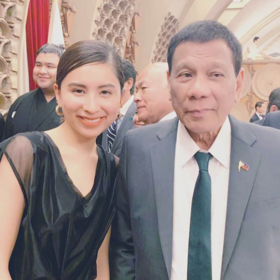 ラブリさんのインスタグラム写真 - (ラブリInstagram)「・ フィリピン観光親善大使を去年に引き続き今年も続投させていただきました。フィリピンと日本の架け橋となって、私ができる役割で社会貢献活動をしていきたいと思っています。そしてその日の夜はフィリピンの大統領であるドゥテルテ大統領も来日し、晩餐会が首相官邸で行われなんと招待していただきました。初めて安倍総理、ドゥテルテ大統領にお会いし、この時間は私の生きてきた時間にとって光栄なことだと終始実感してました。私の思う社会のあり方を自分の言葉で伝えられて本当に嬉しかったです。身が引き締まる思いでした。今後にも繋がる素晴らしい経験をしました。ありがとうございます！様々な分野で自分なりの発信をしていますが、こうして社会と関わっていけることで自分自身の意味を持つような気がします。少しずつでもいいから、小さな意識が増えていくと日本は今よりももっといい方向に向かっていくのは自然なことなんじゃないかな。私がテーマとしている"私達の社会"をこれからも色んな形に変えていきたいと思います。宜しくお願いします。 晩餐会では同じフィリピンの血を持つ大関の高安関にもお会いしました、平成元年生まれの同年代で違う環境ですが架け橋同士！頑張るぞ🇵🇭🇵🇭🇯🇵🇯🇵」6月4日 1時37分 - loveli_official