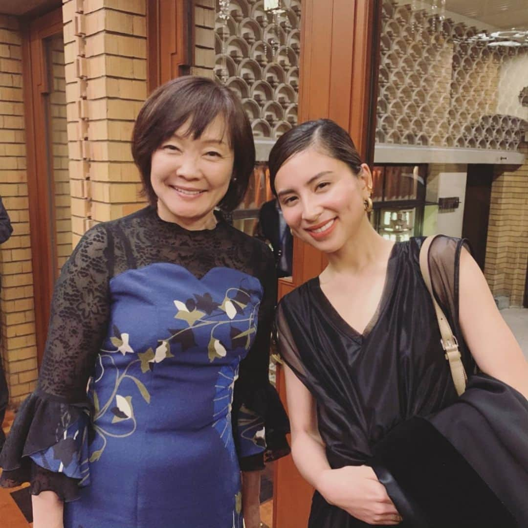 ラブリさんのインスタグラム写真 - (ラブリInstagram)「・ フィリピン観光親善大使を去年に引き続き今年も続投させていただきました。フィリピンと日本の架け橋となって、私ができる役割で社会貢献活動をしていきたいと思っています。そしてその日の夜はフィリピンの大統領であるドゥテルテ大統領も来日し、晩餐会が首相官邸で行われなんと招待していただきました。初めて安倍総理、ドゥテルテ大統領にお会いし、この時間は私の生きてきた時間にとって光栄なことだと終始実感してました。私の思う社会のあり方を自分の言葉で伝えられて本当に嬉しかったです。身が引き締まる思いでした。今後にも繋がる素晴らしい経験をしました。ありがとうございます！様々な分野で自分なりの発信をしていますが、こうして社会と関わっていけることで自分自身の意味を持つような気がします。少しずつでもいいから、小さな意識が増えていくと日本は今よりももっといい方向に向かっていくのは自然なことなんじゃないかな。私がテーマとしている"私達の社会"をこれからも色んな形に変えていきたいと思います。宜しくお願いします。 晩餐会では同じフィリピンの血を持つ大関の高安関にもお会いしました、平成元年生まれの同年代で違う環境ですが架け橋同士！頑張るぞ🇵🇭🇵🇭🇯🇵🇯🇵」6月4日 1時37分 - loveli_official