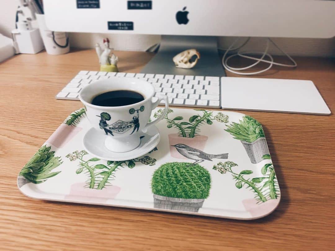 藤野可織さんのインスタグラム写真 - (藤野可織Instagram)「家でコーヒーが飲めてうれしい（この鳥人間と筋肉のカップアンドソーサーもNORR KYOTOで出会った。見た瞬間これは私が買わなければと思った…）。」6月4日 1時40分 - fujinono