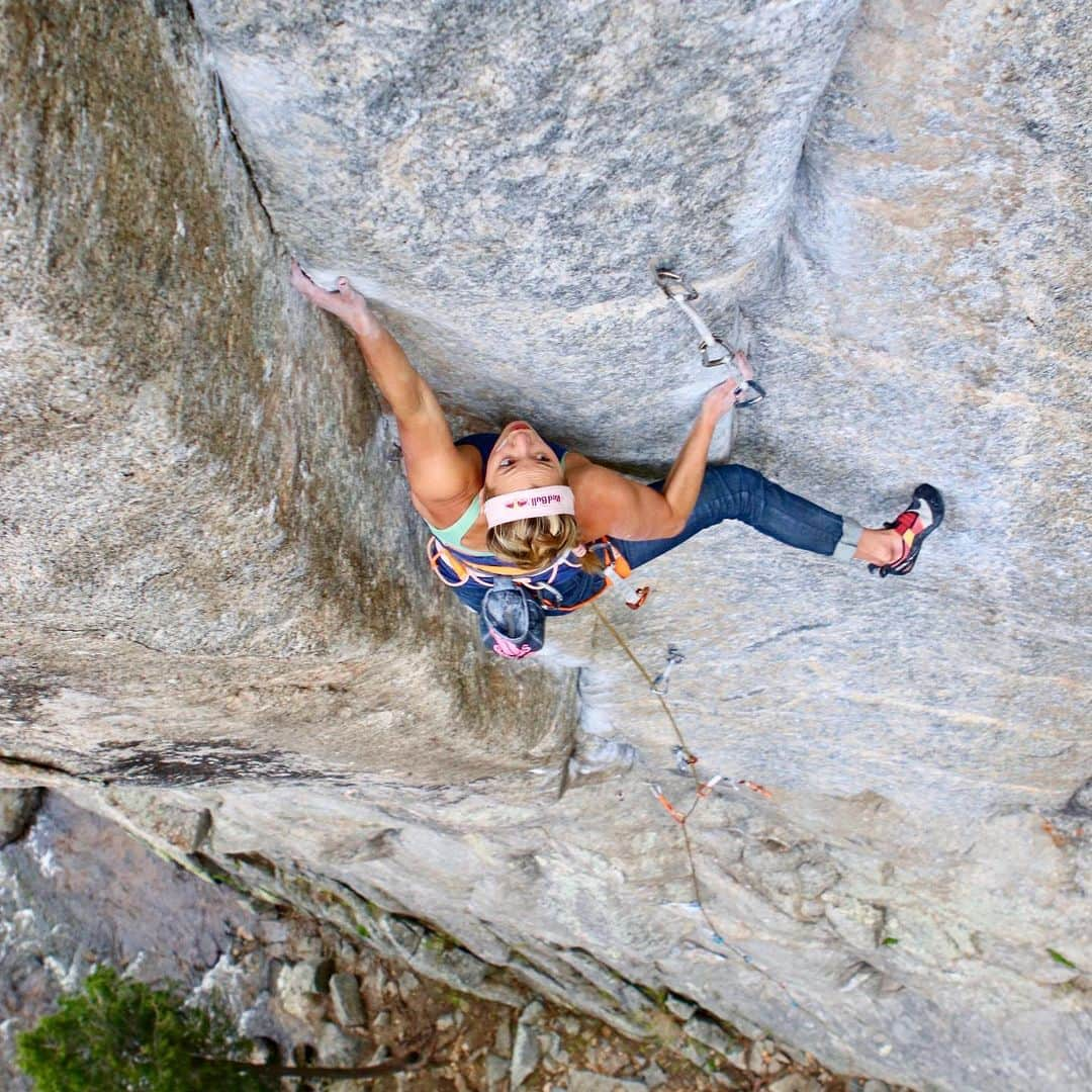 サッシャ・ディギーリアンさんのインスタグラム写真 - (サッシャ・ディギーリアンInstagram)「“China Doll” is a climb that I’ve always wanted to try. It’s a Colorado classic. Really what inspired me most to get out to it was the video by @louderthan11 on @heatherlweidner ‘s journey. It’s a tough one! There are multiple ways to do it; there are bolts but it also goes on gear(R). I went out with @kevin__capps and @laura__capps (who took this 📸) to play on it. I am psyched to get back out and perfect my sequences through the flaring crack. The climb requires a lot of body tension, smearing on glassy granite through a dihedral (my legs are too short to reach the opposing slant system), and finger locks in a sloping seam. All of the above I need to work on. The climb presents a motivating challenge! Thank you for the maintenance of this beautiful area @boulderclimbingcommunity」6月4日 1時43分 - sashadigiulian