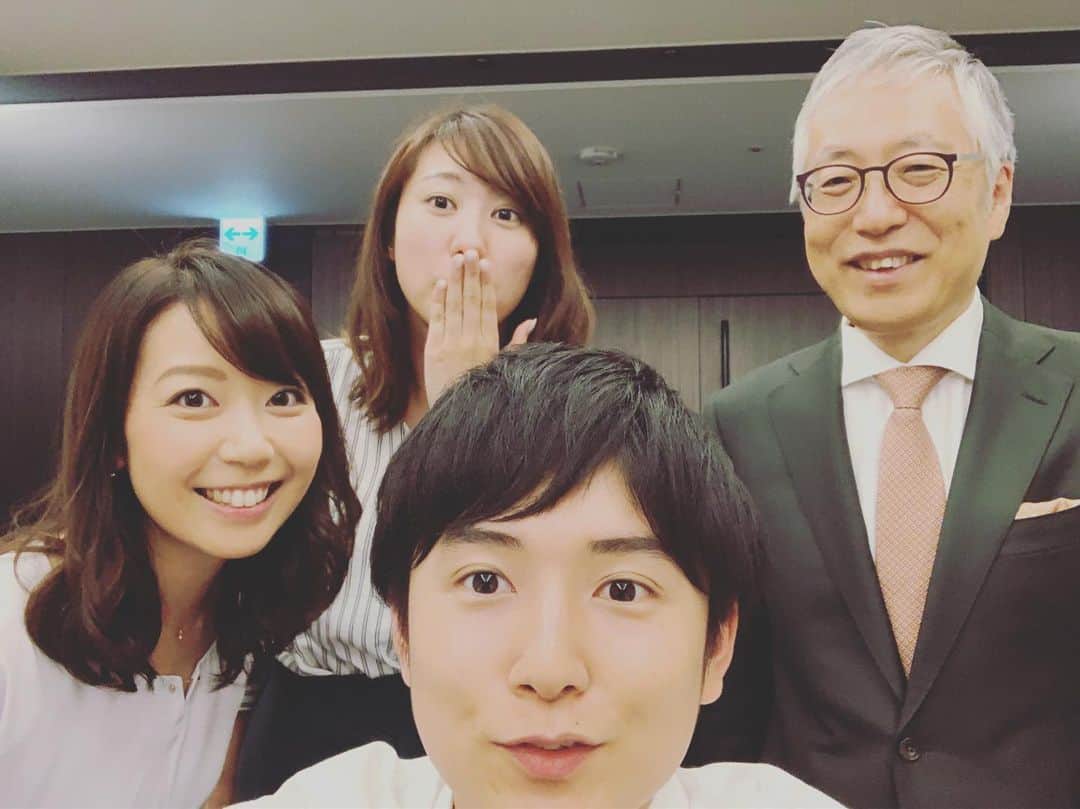 須黒清華のインスタグラム：「今週は大江さんがお休みのため、今日のWBSはこのメンバーでお送りしました〜‼︎ 大江さんの代打、何度やっても慣れません〜😭💦 どっと疲れが…💦 . あ、そういえば髪切りました✂️ #wbs #ワールドビジネスサテライト #滝田キャスター #北村まあさ ちゃん #原田アナ #大江さん お休みです」