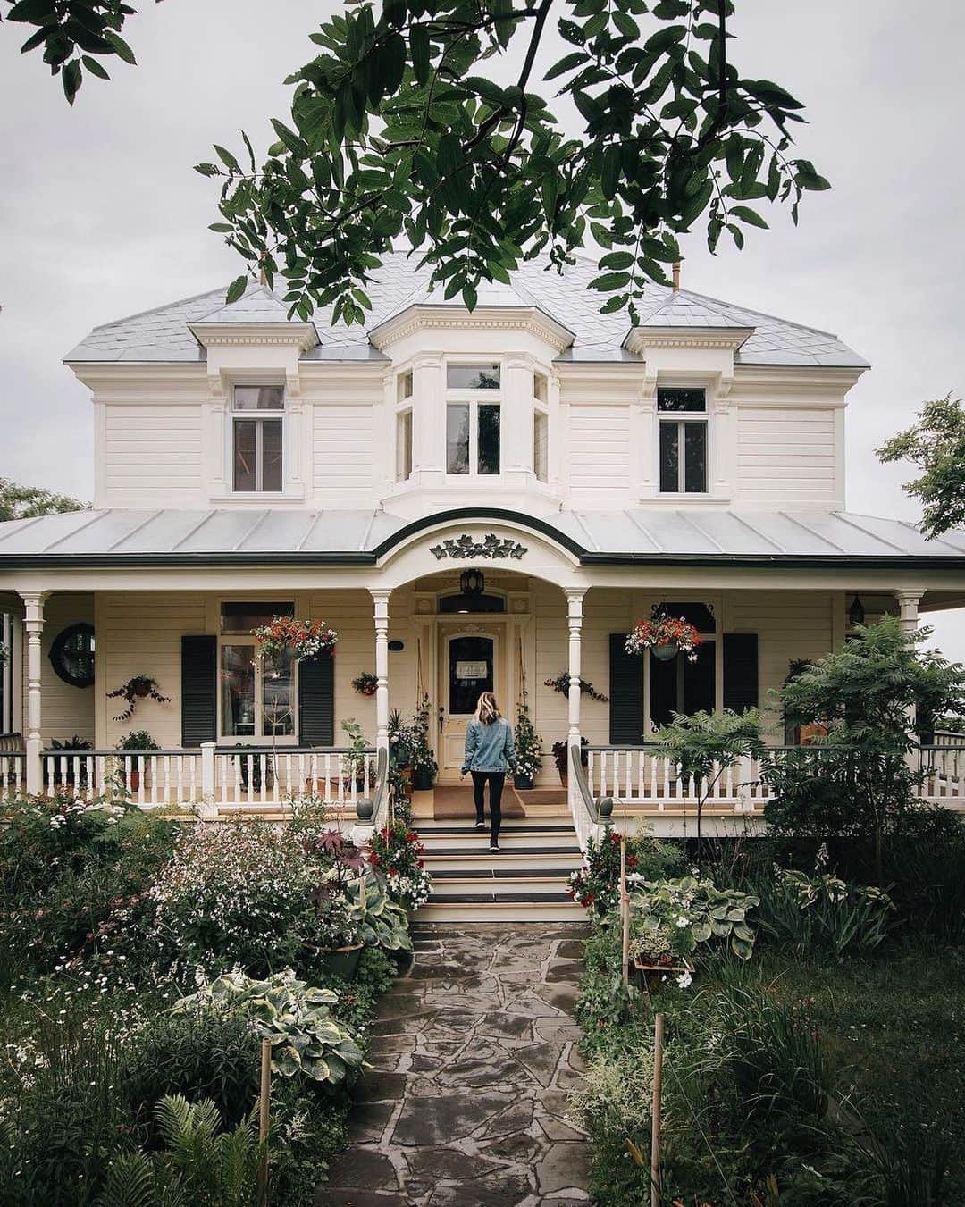 Explore Canadaさんのインスタグラム写真 - (Explore CanadaInstagram)「Off-the-beaten-path gem: Kamouraska. Just 1.5 hours from Quebec City, you’ll find one of Quebec’s most beautiful towns. Kamouraska’s quaint streets are lined with colourful homes and shops, while its location on shores of the St. Lawrence River is perfect for whale-watching, water sports or simply beaching it up. Local tip: stop by Niemand artisan bakery (pictured here) for some of the best baked goods in the world. #ExploreCanada 📷: @jeannemap 📍: @quebecmaritime, @tourismequebec . #QuebecOriginal #Kamouraska #QuebecMaritime #ExploreBSL #BasSaintLaurent #BonTempsBSL #Bakery」6月4日 1時53分 - explorecanada