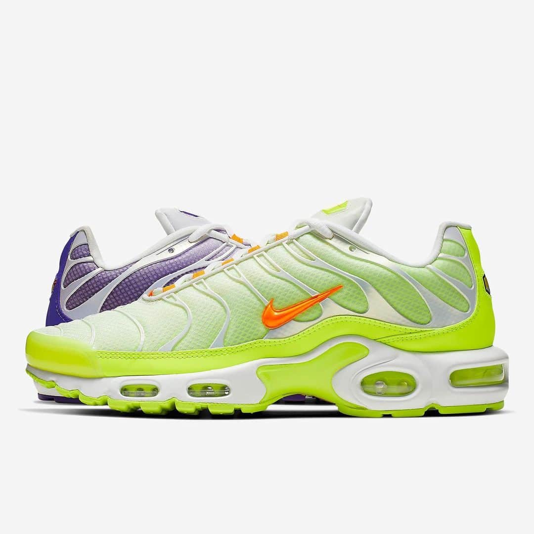 Sneaker Newsさんのインスタグラム写真 - (Sneaker NewsInstagram)「More color flipping experiments appear on the Air Max Plus. Volt on the left, purple on the right. For a detailed look, tap the link in our bio.」6月4日 1時57分 - sneakernews