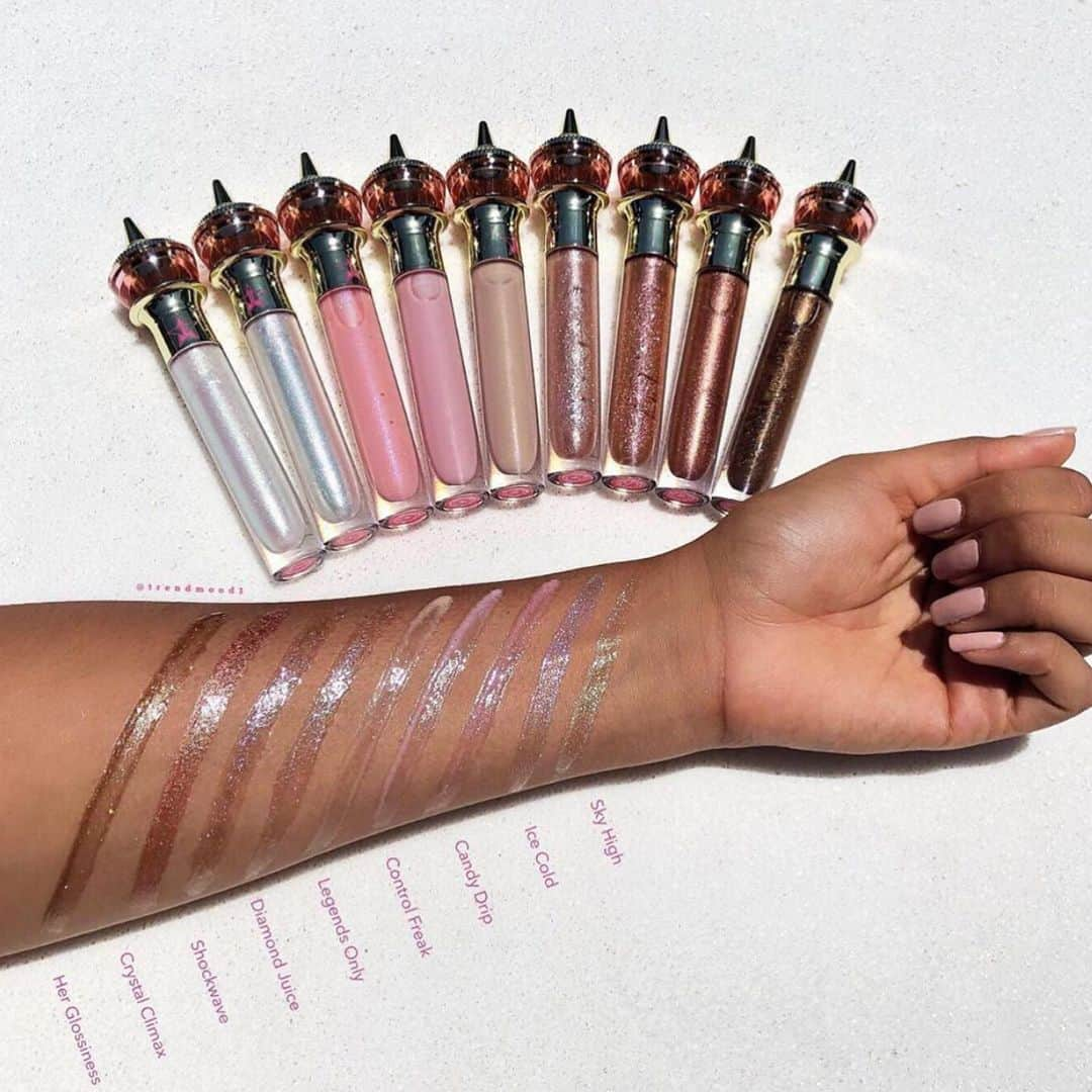 Jeffree Star Cosmeticsさんのインスタグラム写真 - (Jeffree Star CosmeticsInstagram)「THE GLOSS is making waves and orders are shipping out worldwide all this week! 💖💦⭐️ Here are all 18 shades swatched by @trendmood1! What shades are your favorite?? #jeffreestarcosmetics #thegloss」6月4日 2時01分 - jeffreestarcosmetics