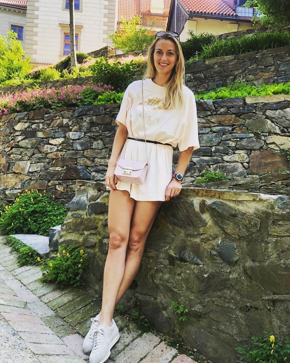 PetraKvitovaさんのインスタグラム写真 - (PetraKvitovaInstagram)「Out and about in beautiful Prague... There are upsides to injuries sometimes 😁」6月4日 2時12分 - petra.kvitova